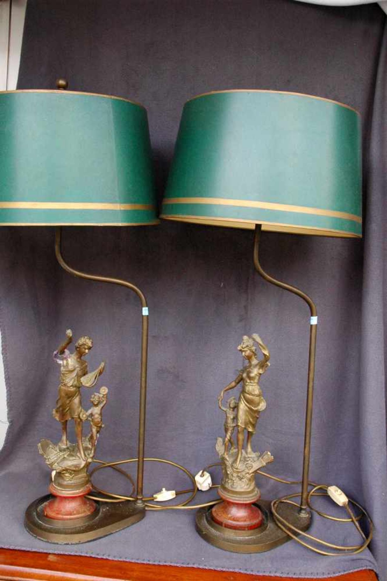 Paar hohe Tischlampen, Messing, mit grünem Schirm, 93 cm, zwei nicht originale Figuren (mit Kind