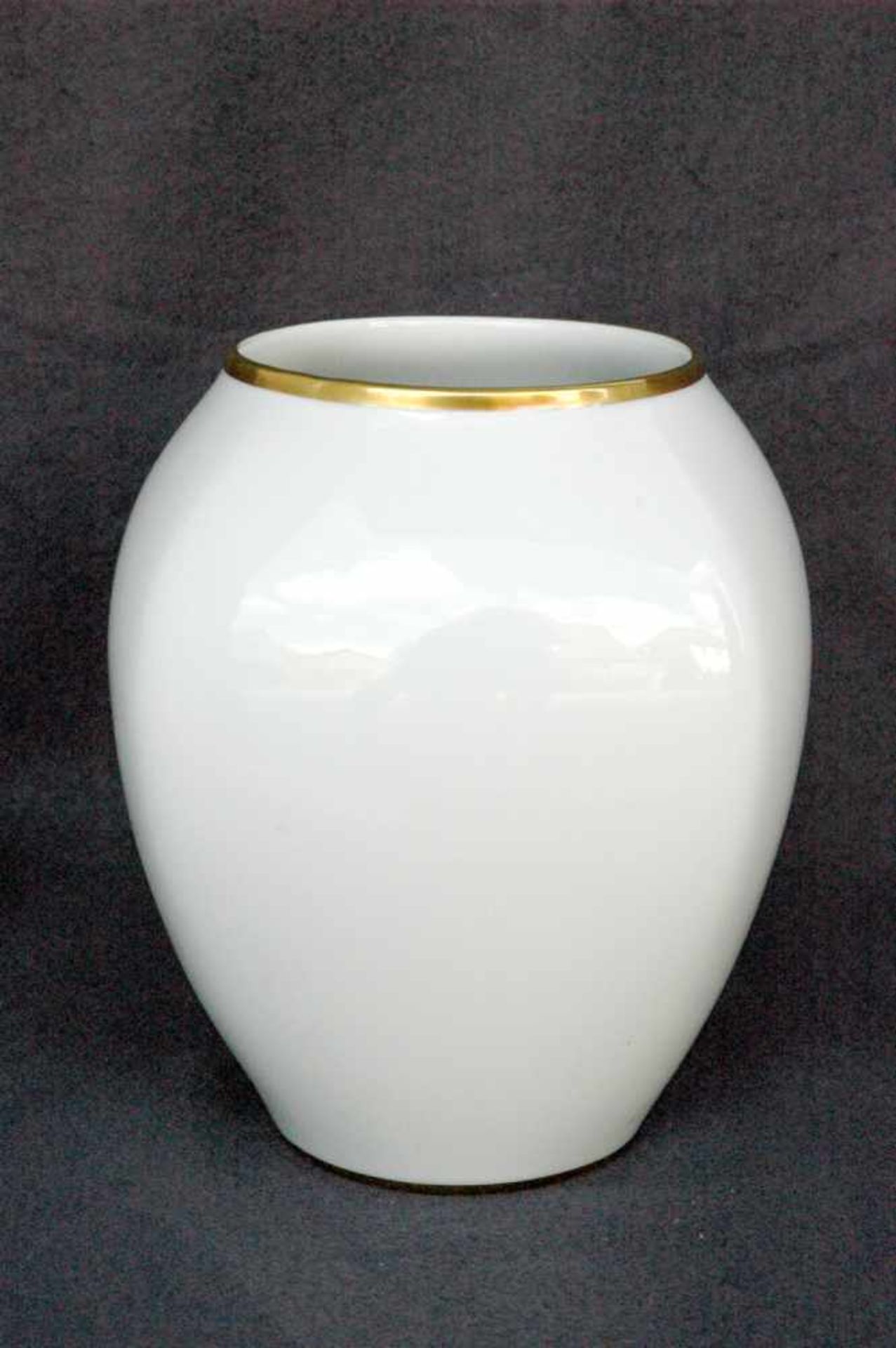 Vase, Rosenthal, elfenbeinfarben mit Goldrand, h= 16 cm