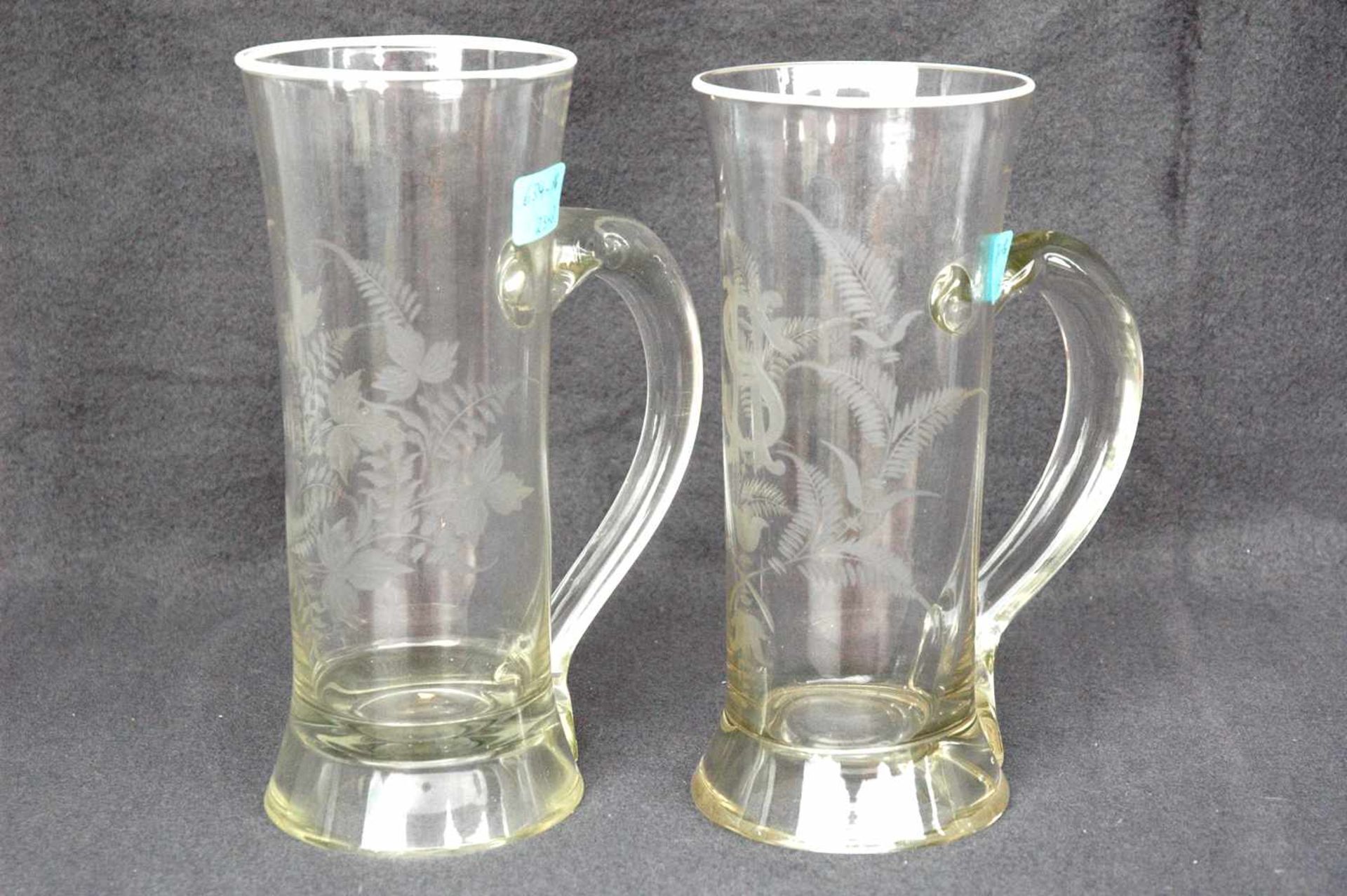 Biedermeier-Glas: zwei Biergläser mit Griffen, geschliffene Blattranken.1= 0,5 l, W. Schulze, h=