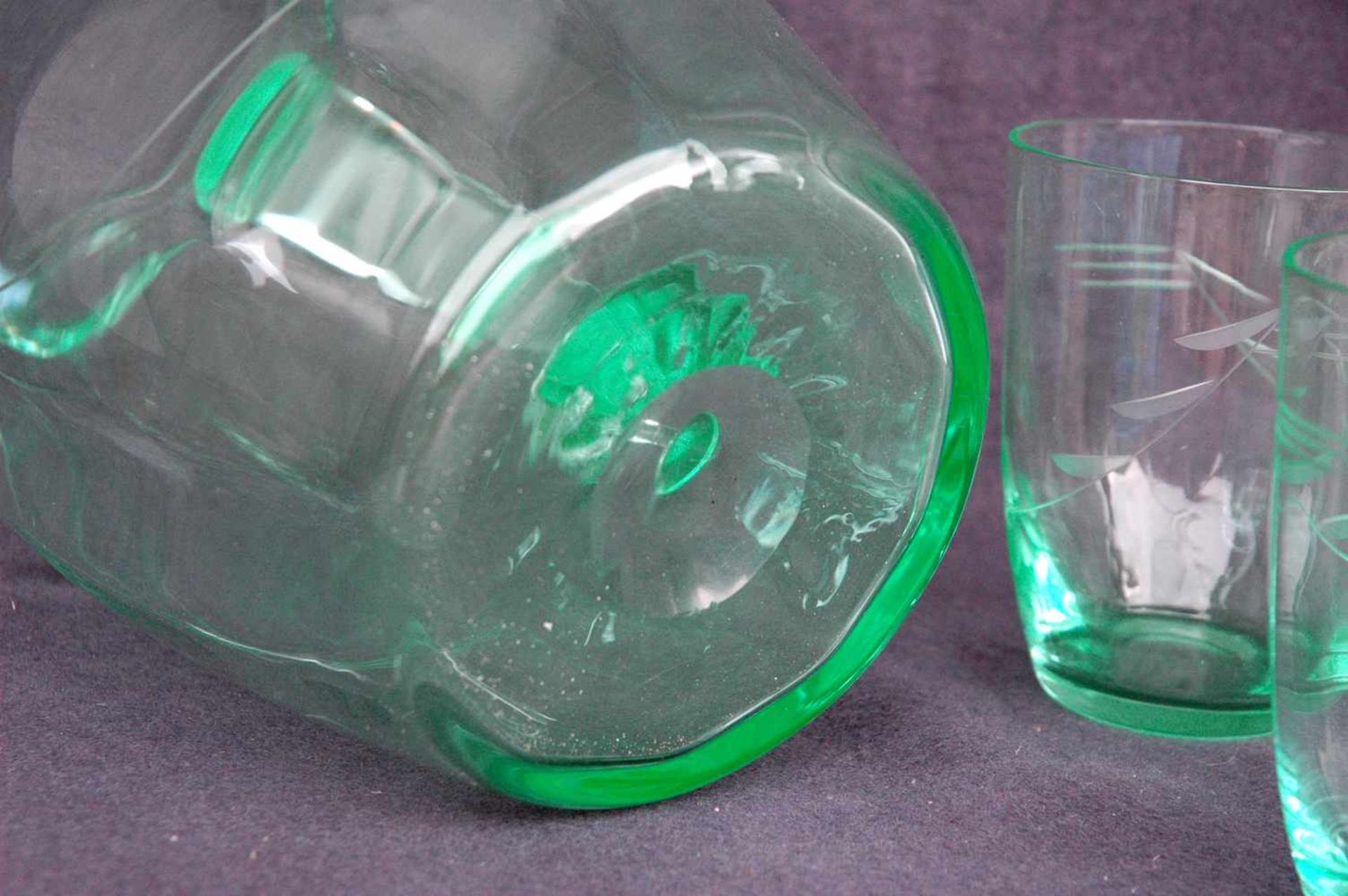 Kanne mit fünf Gläsern, hellgrünes Glas, geschliffen, Abriß ausgeschliffen - Bild 3 aus 3