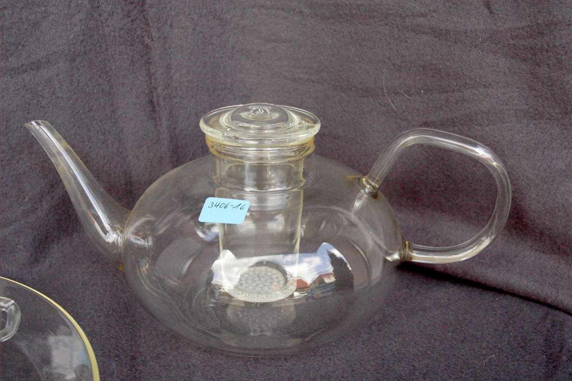 Saale-Glas: Teekanne, 6 Teetassen mit Untertassen, Milchkännchen, Kuchenplatte, 1 Deckel - Bild 2 aus 4
