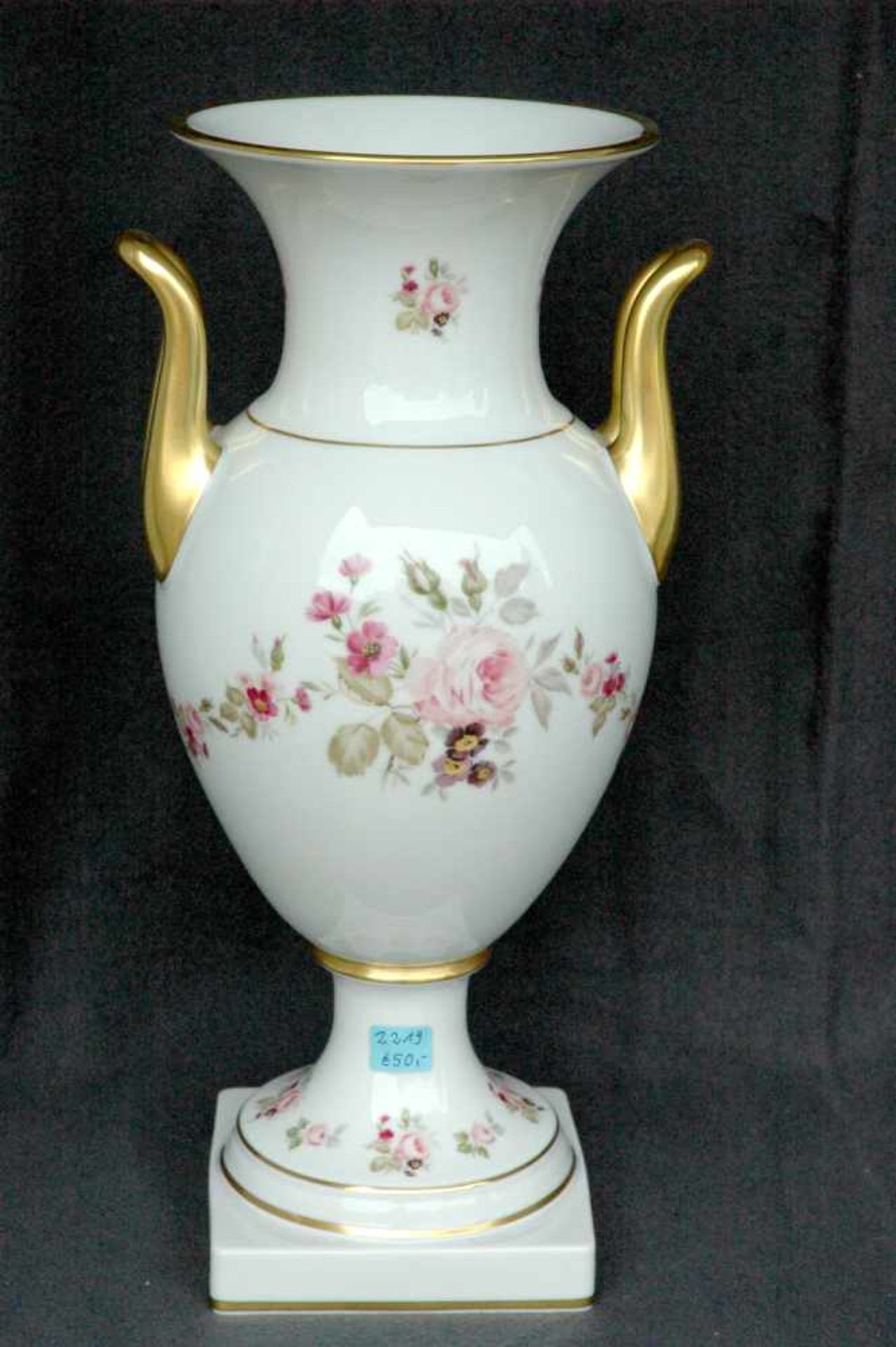 Amphorenvase, Blumenranke und Röschen, kl. Schaden am Stand, h= 40 cm - Bild 2 aus 5