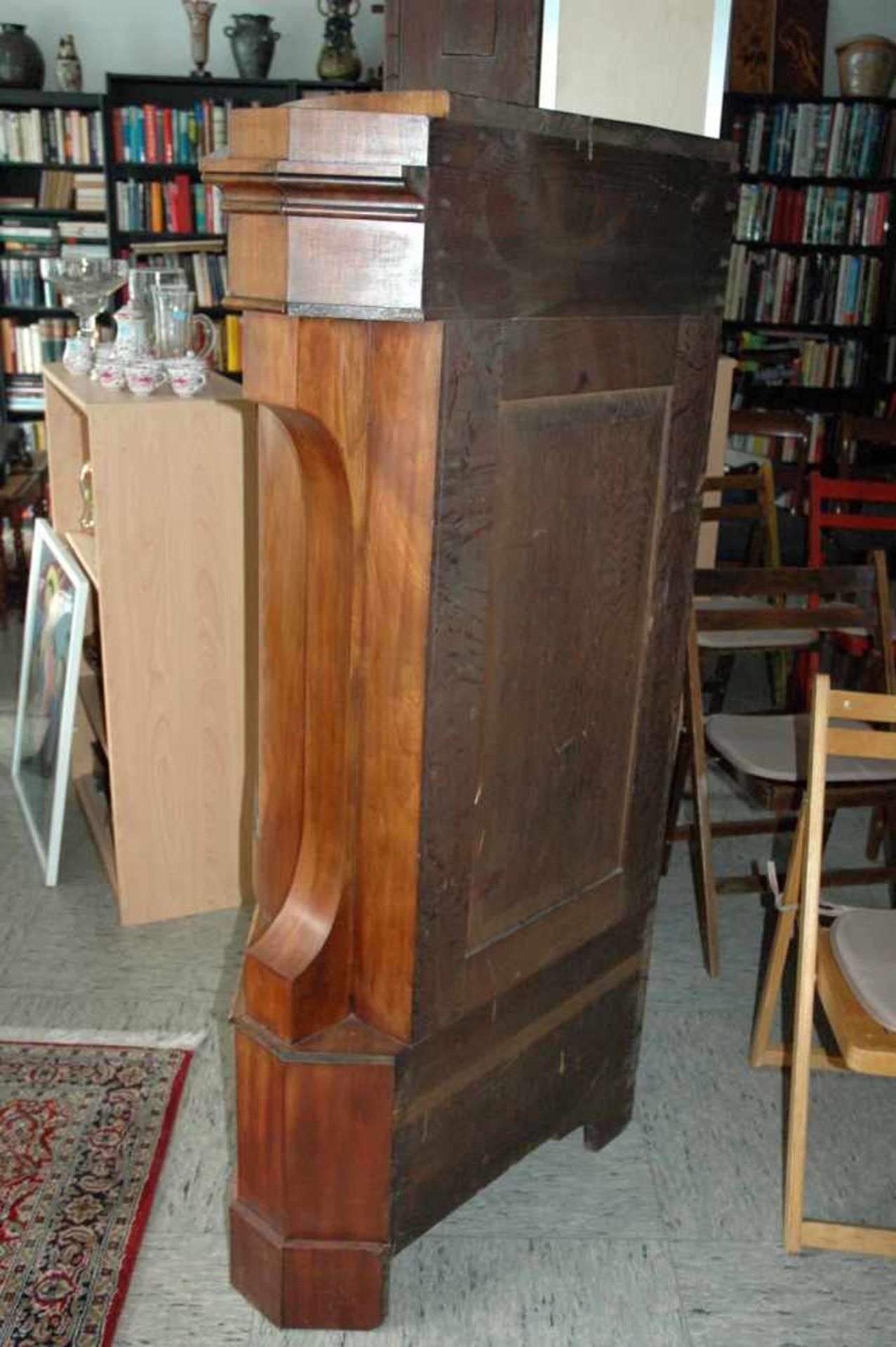 Eckschrank, Eiche mit Nußbaumfurnier, halbrunde Tür, eine untenliegende Schublade, h= 155 cm, - Bild 7 aus 8