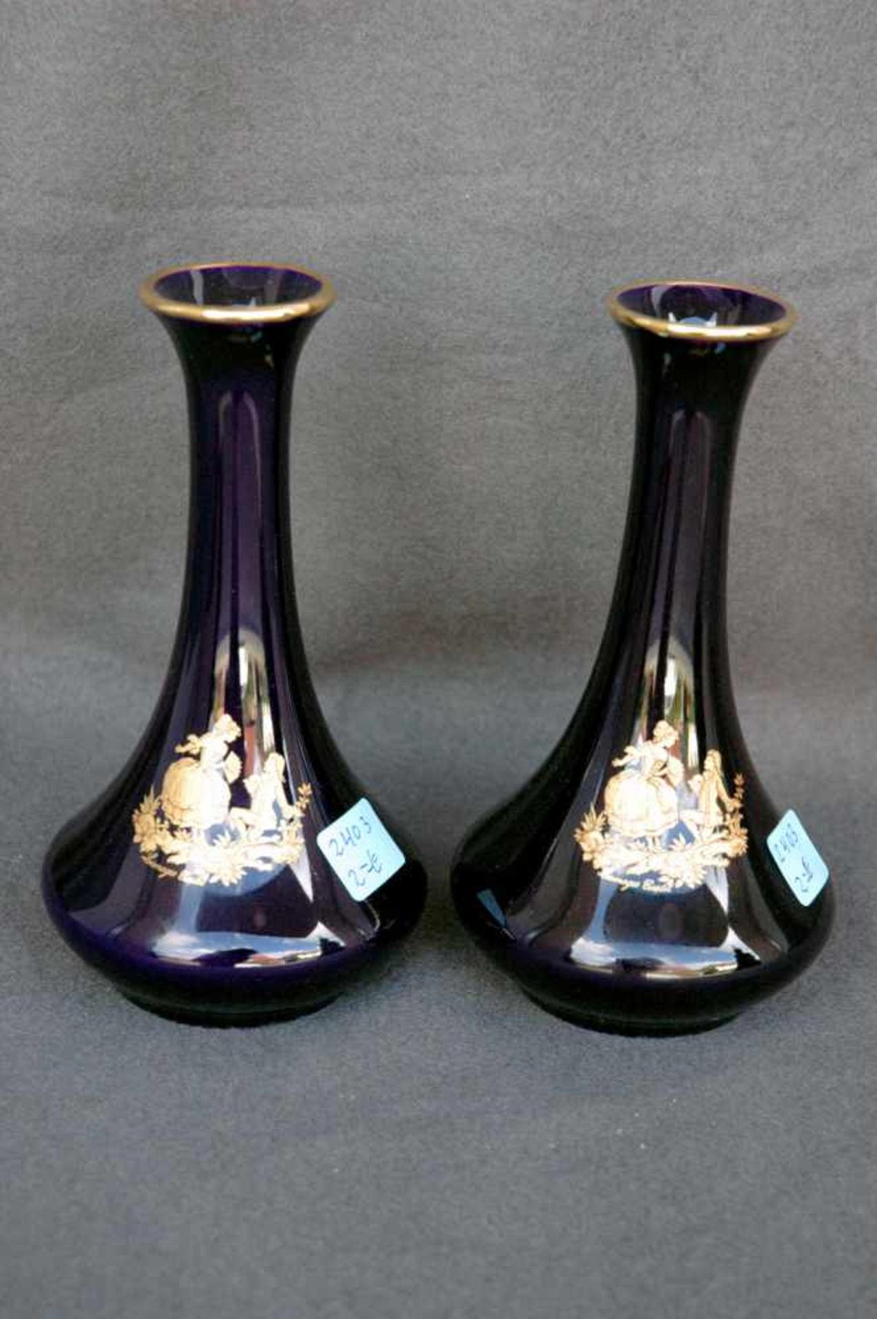 Paar Vasen, Limoges, blau, Parkszene, h= 15,5 cm, 24 K vergoldet