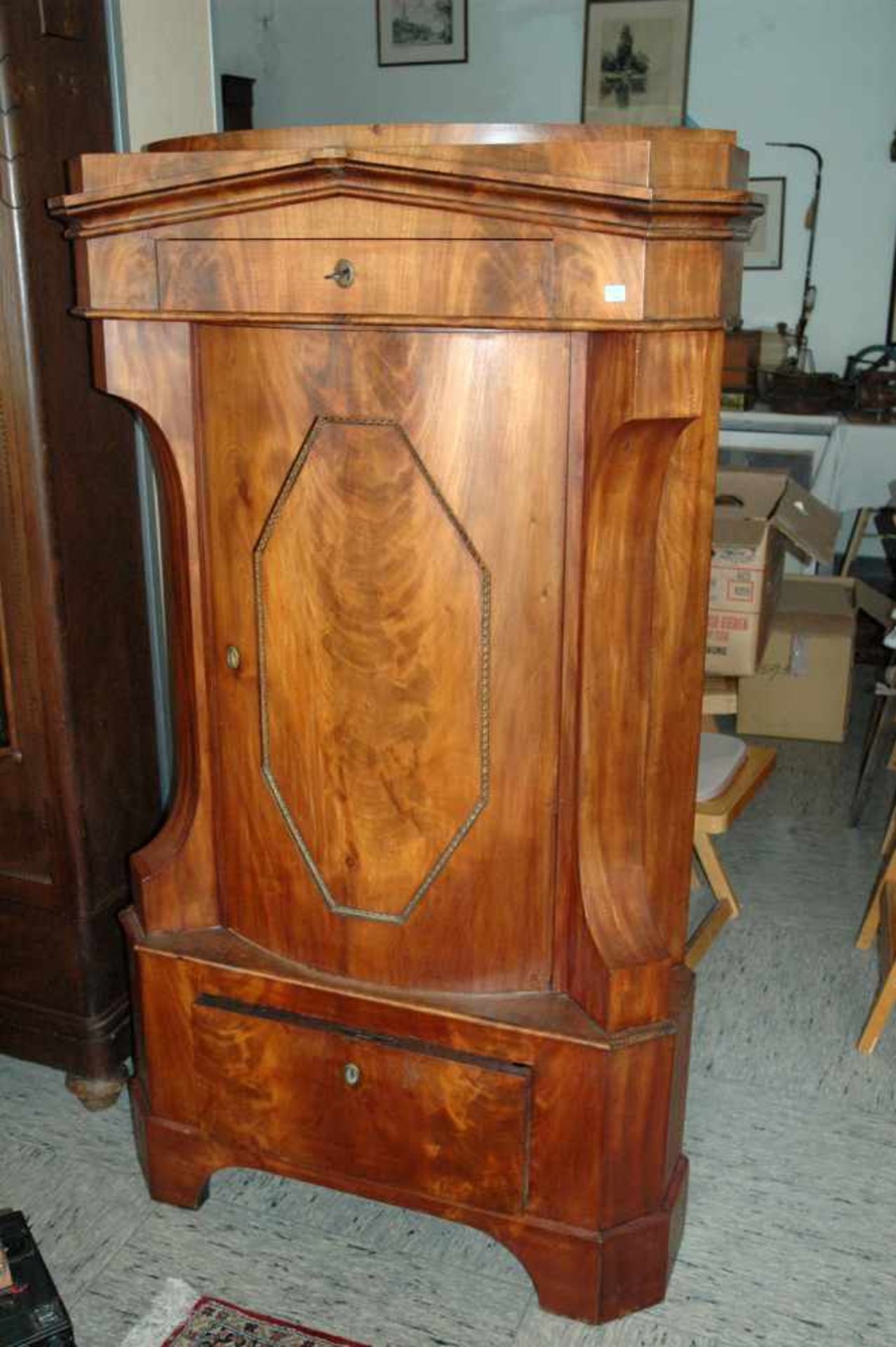 Eckschrank, Eiche mit Nußbaumfurnier, halbrunde Tür, eine untenliegende Schublade, h= 155 cm, - Bild 2 aus 8