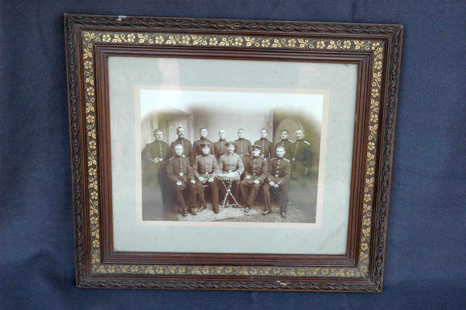 Kaiserzeit, dt. Soldaten-Gruppenfoto, im Atelier aufgenommen, Carl Bonath, beschnitzter Holzrahmen