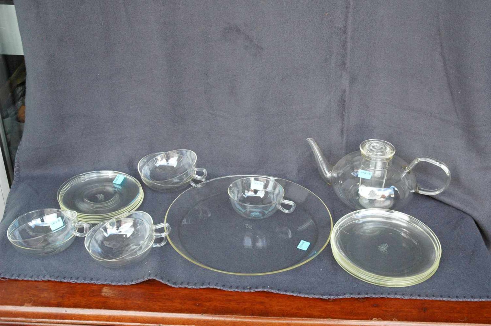 Saale-Glas: Teekanne, 6 Teetassen mit Untertassen, Milchkännchen, Kuchenplatte, 1 Deckel