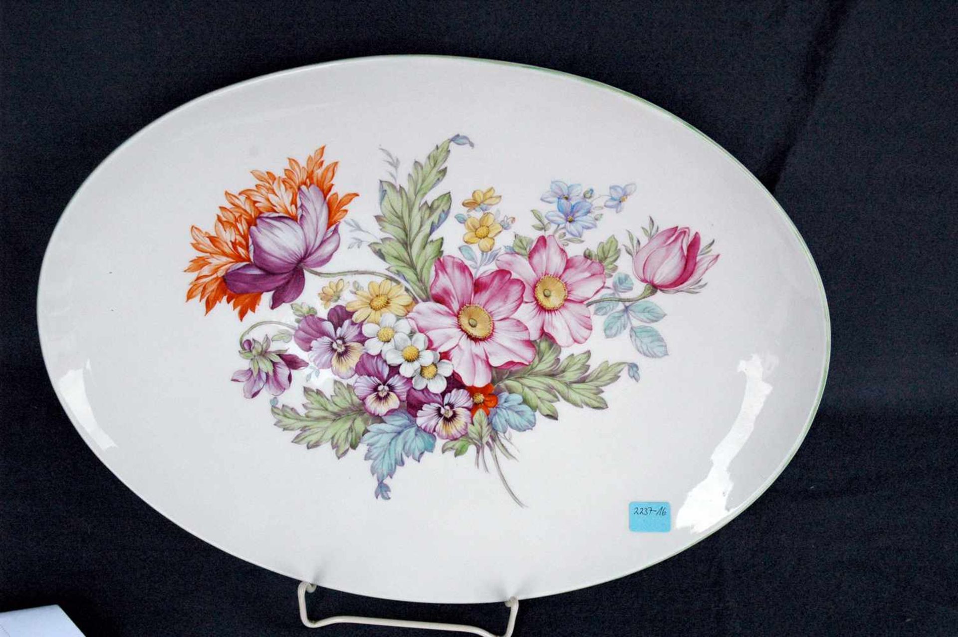 Ovale Platte, KPM-Zeptermarke, Blumenbouquet, l= 40 cm, HE 1943, grüner Rand original?