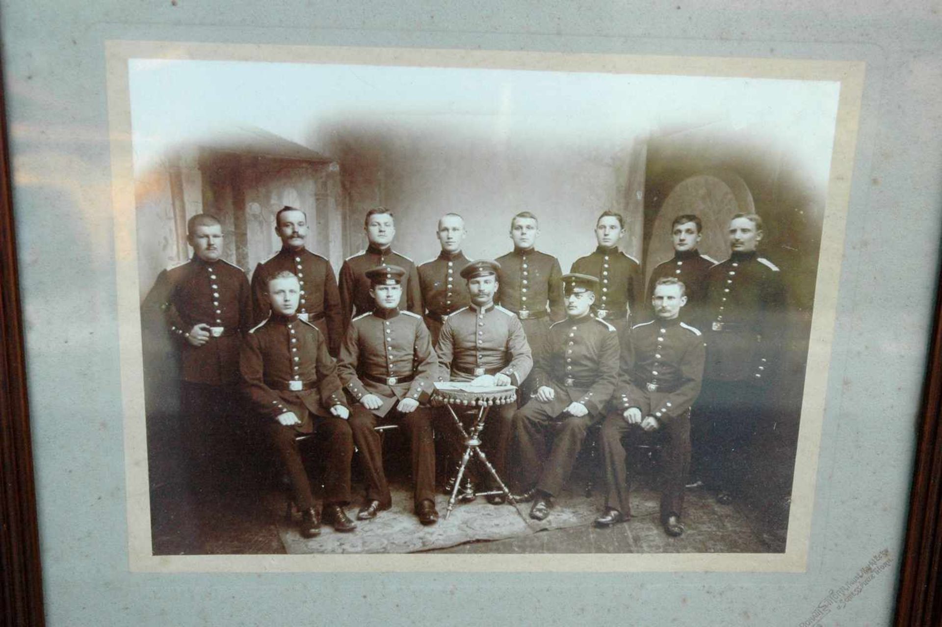 Kaiserzeit, dt. Soldaten-Gruppenfoto, im Atelier aufgenommen, Carl Bonath, beschnitzter Holzrahmen - Bild 2 aus 4