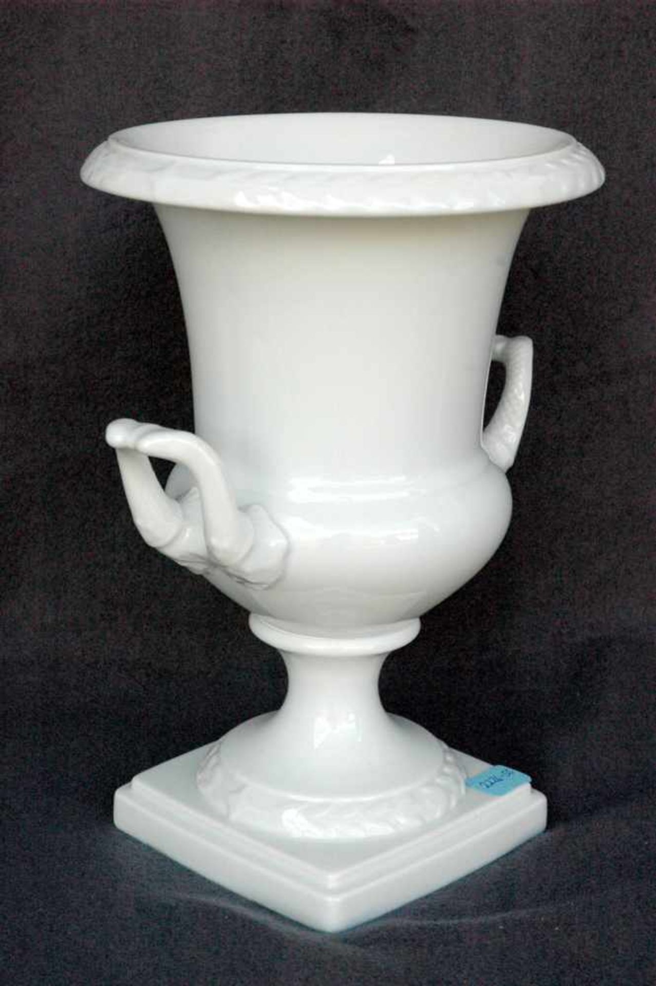 Vase, Kaiser-Weißporzellan, Amphorenform, Reliefblätterranke, h= 24 cm - Bild 3 aus 4