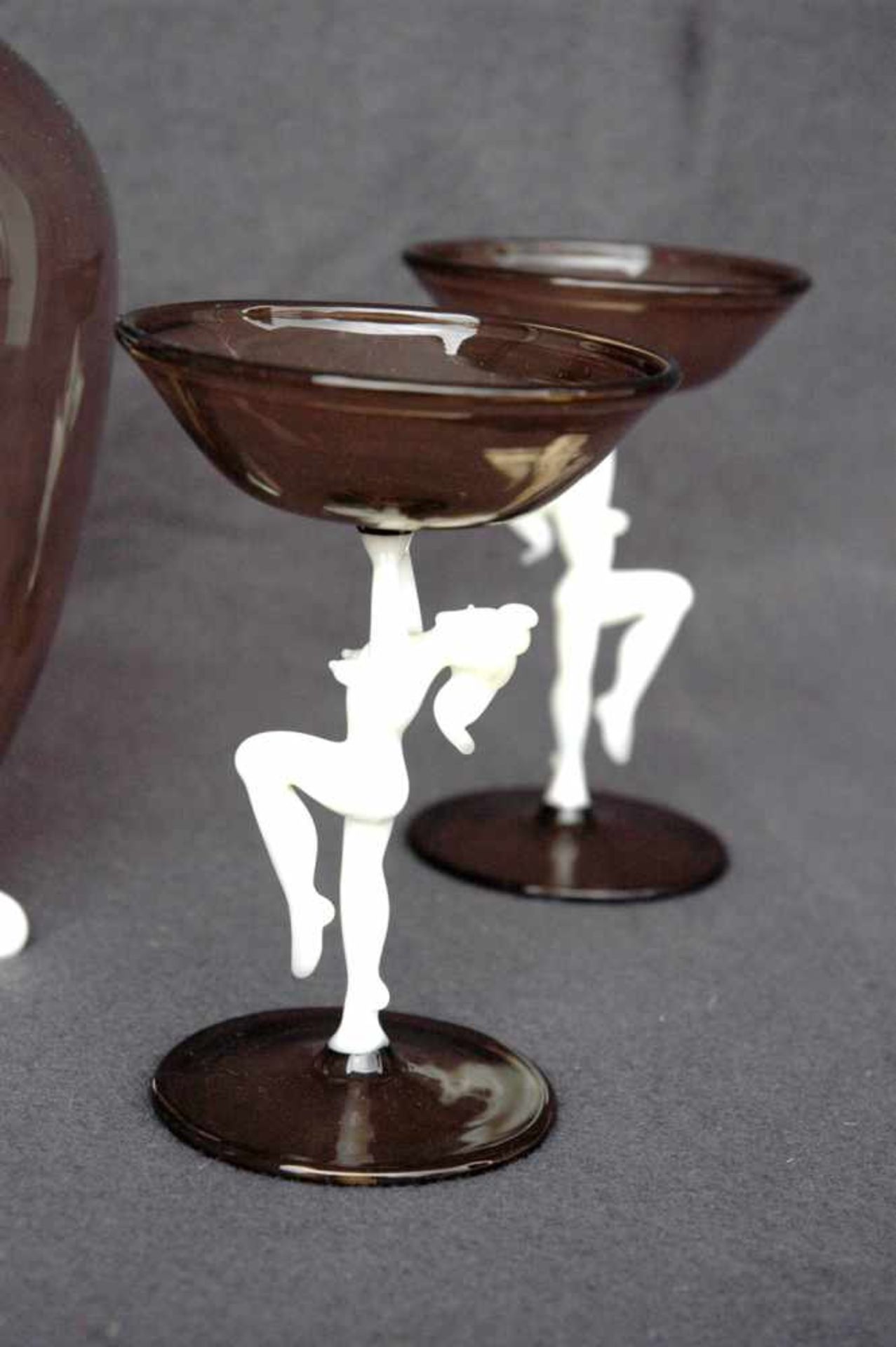 Art-decó, Lauscher Bimini; Erotika: Rauchglas-Likörkaraffe mit innenliegender Tänzerin, mit vier - Bild 2 aus 4