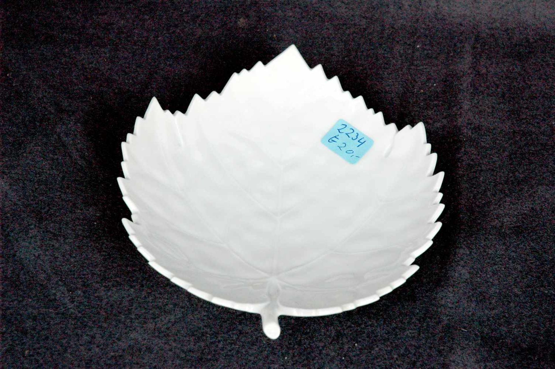 Anbieteschälchen in Blattform, KPM-Zeptermarke, Weißporzellan, Dm. 18 cm - Bild 2 aus 3