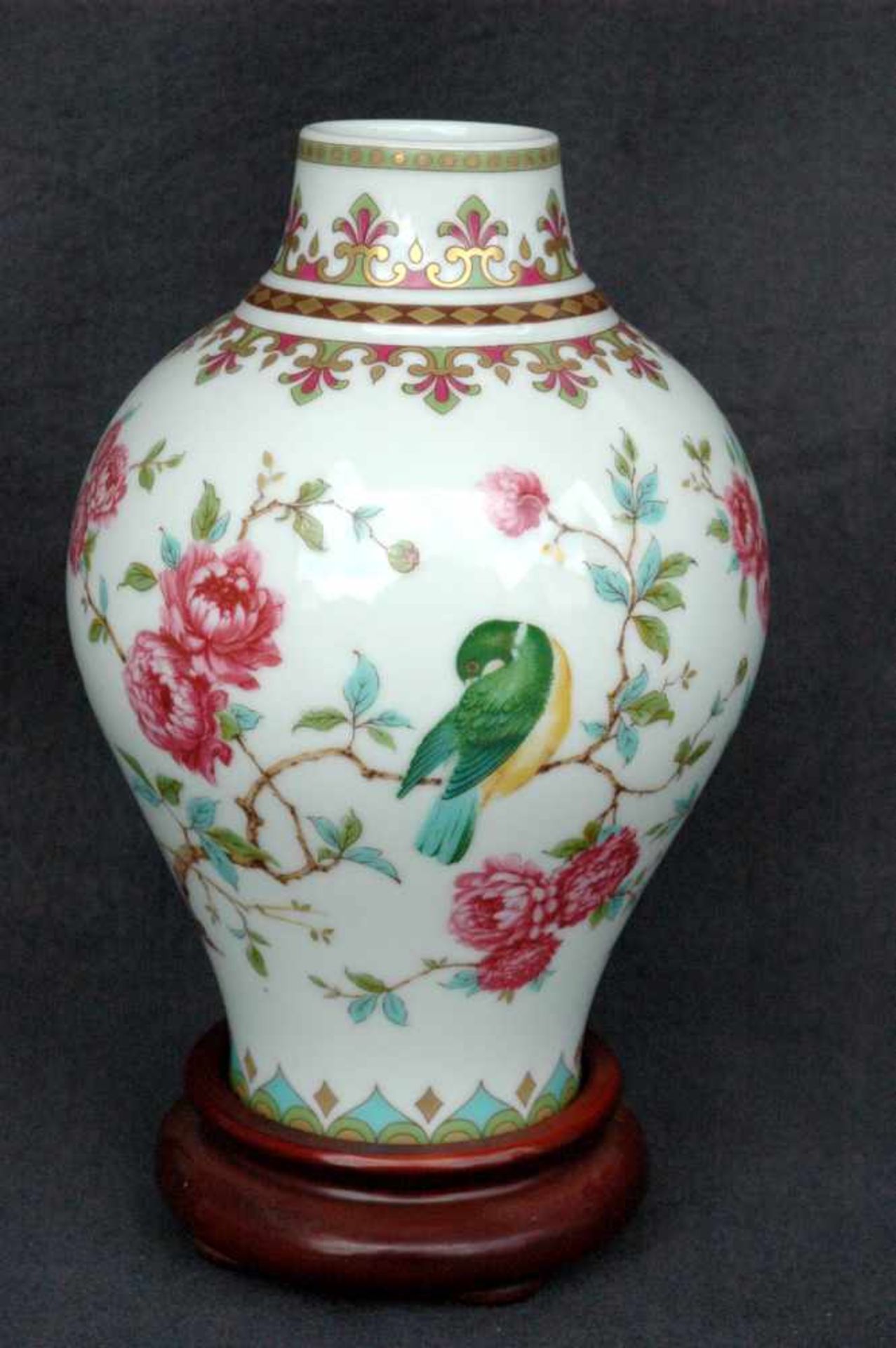 Vase, Kaiser-Porzellan, Dekor Taiwn, h= 20 cm, auf Holzplinthe