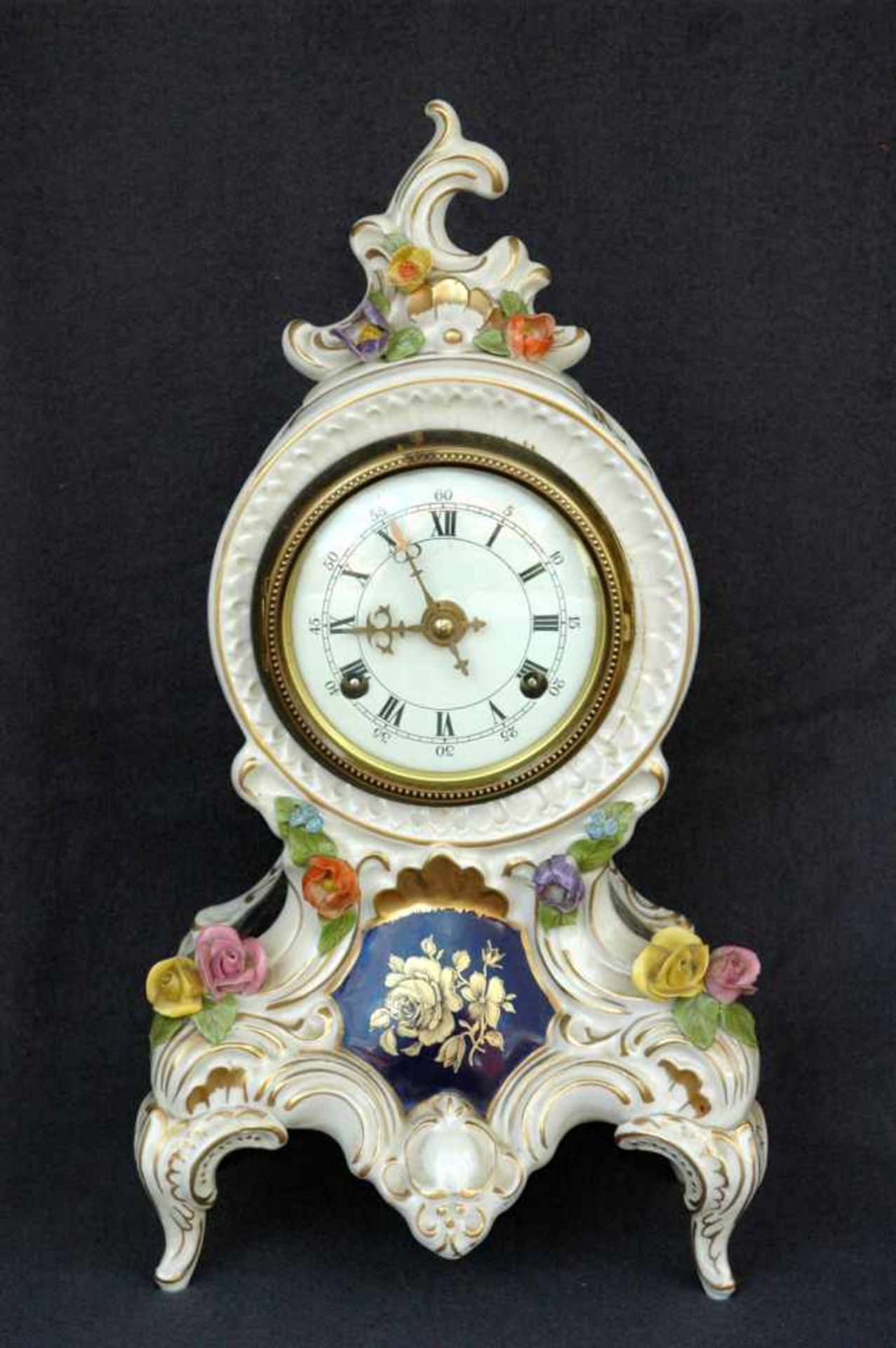 Porzellan-Uhr, Ernst Bohne Söhne, kobaltblau mit Golddekor, aufgesetzte Blümchen, h= 34 cm,