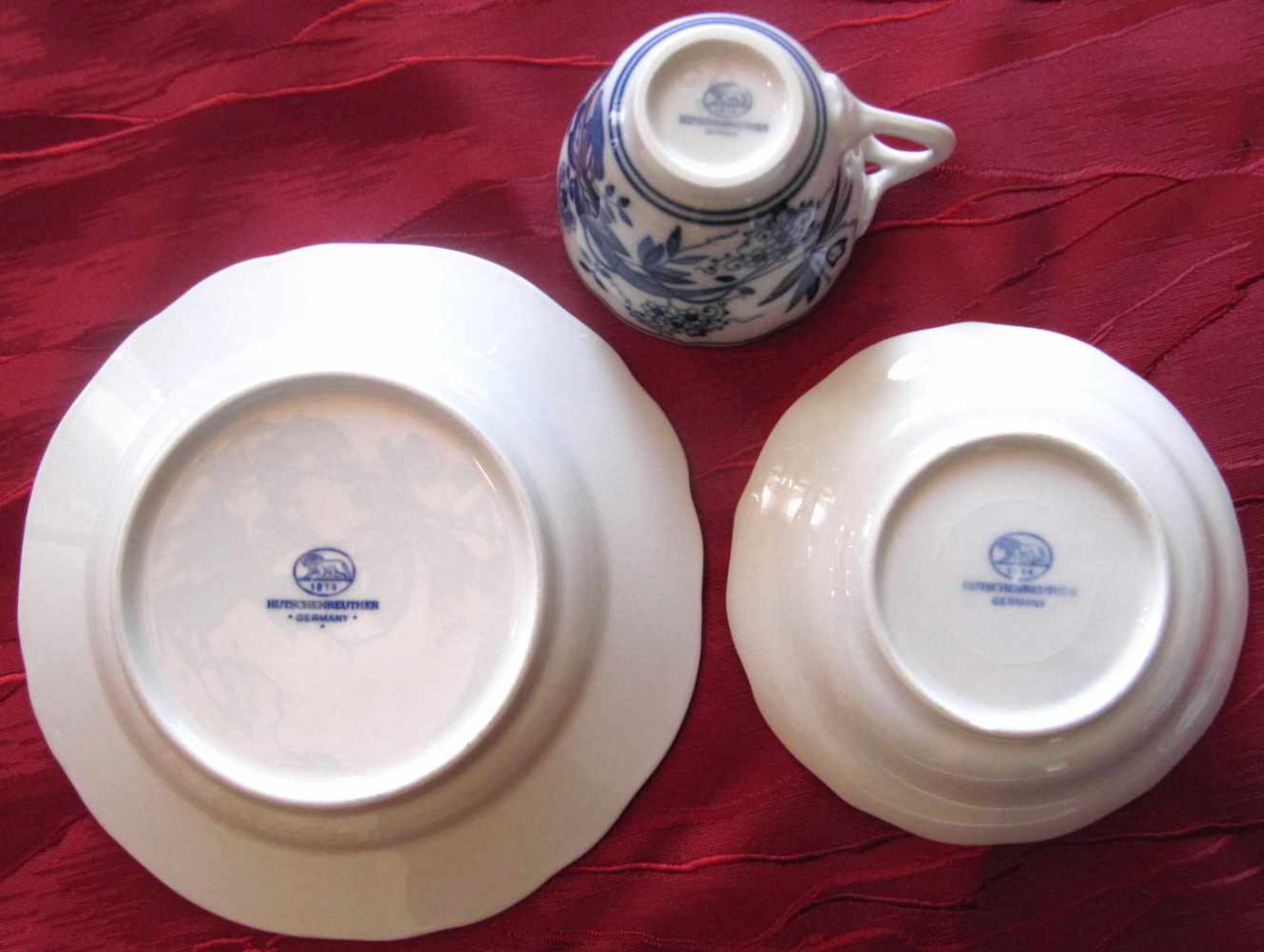 Hutschenreuther, Mokka- Gedeck, ZwiebelmusterSet bestehend aus Mokka-Tasse, Untertasse und - Bild 4 aus 4