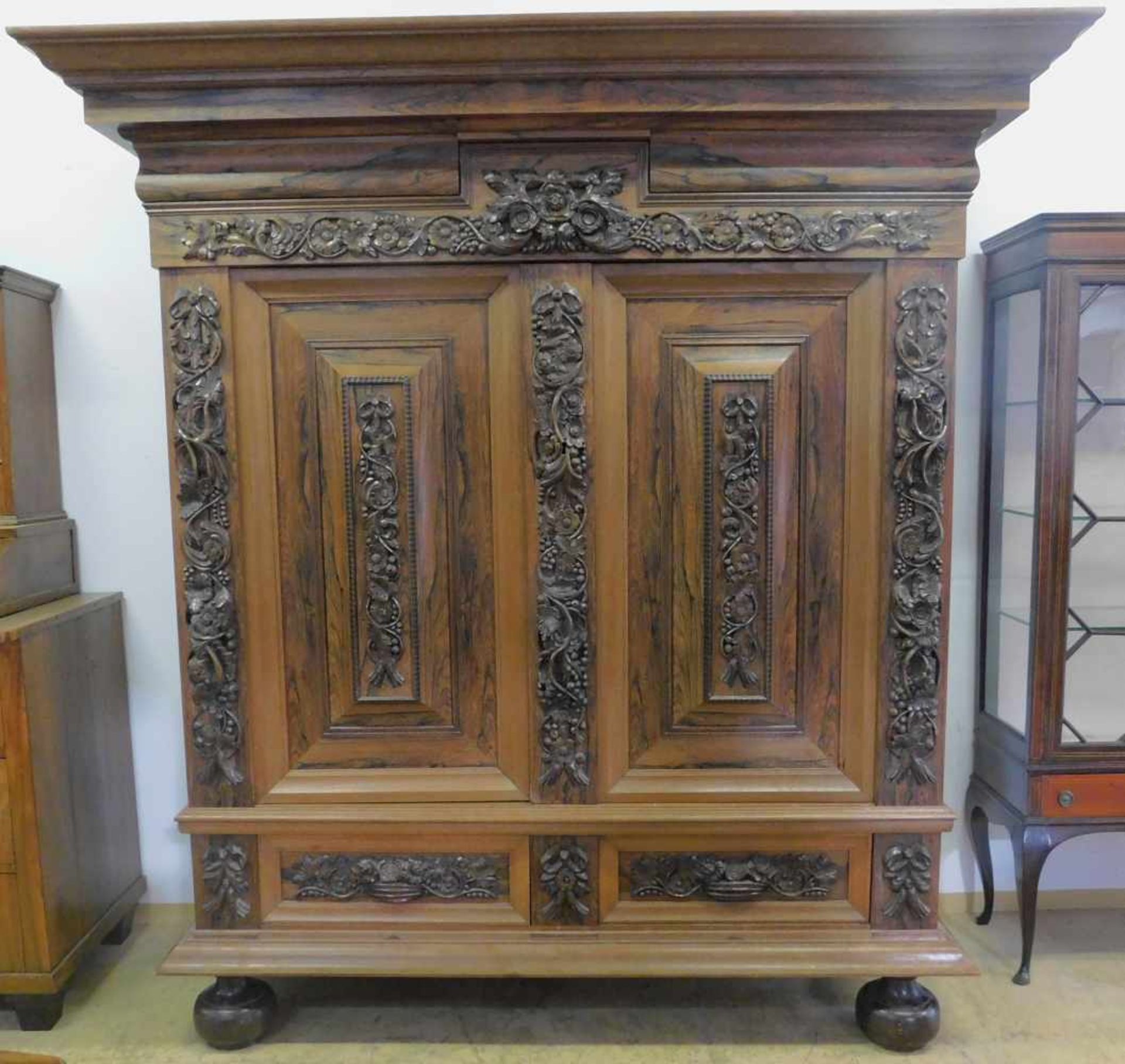 Holländischer Kissenschrank, Neobarock, Anfang 20. Jhdt., Eiche, Nussbaum, 2 SchubladenHöhe: 194 cm,