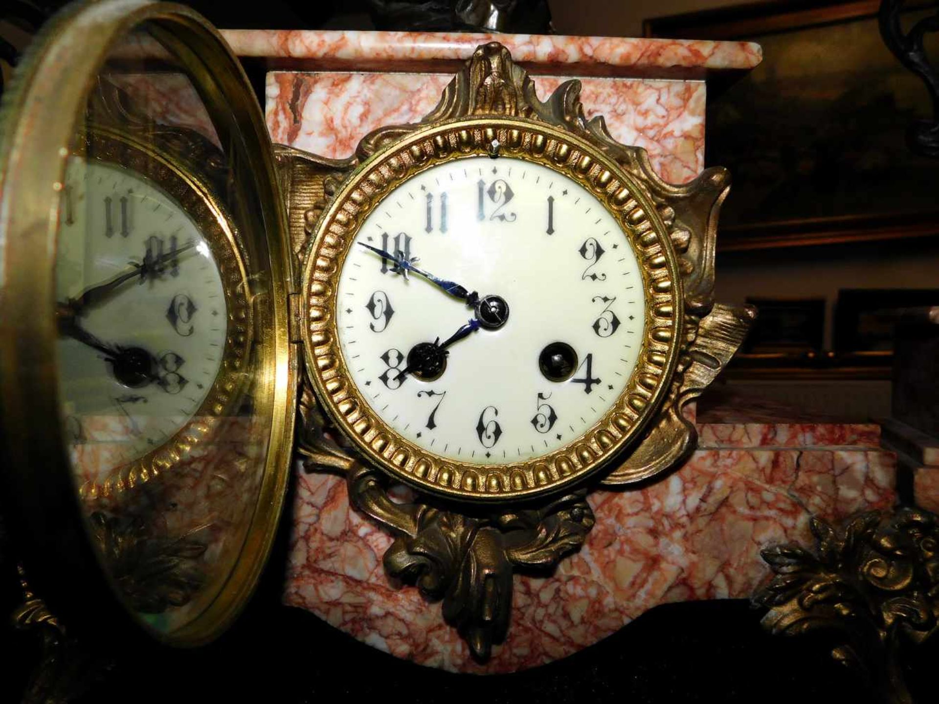 Kaminuhr auf Marmorsockel mit 2 Beistellvasen, Frankreich um 1870,Die Uhr mit rundem - Image 6 of 6