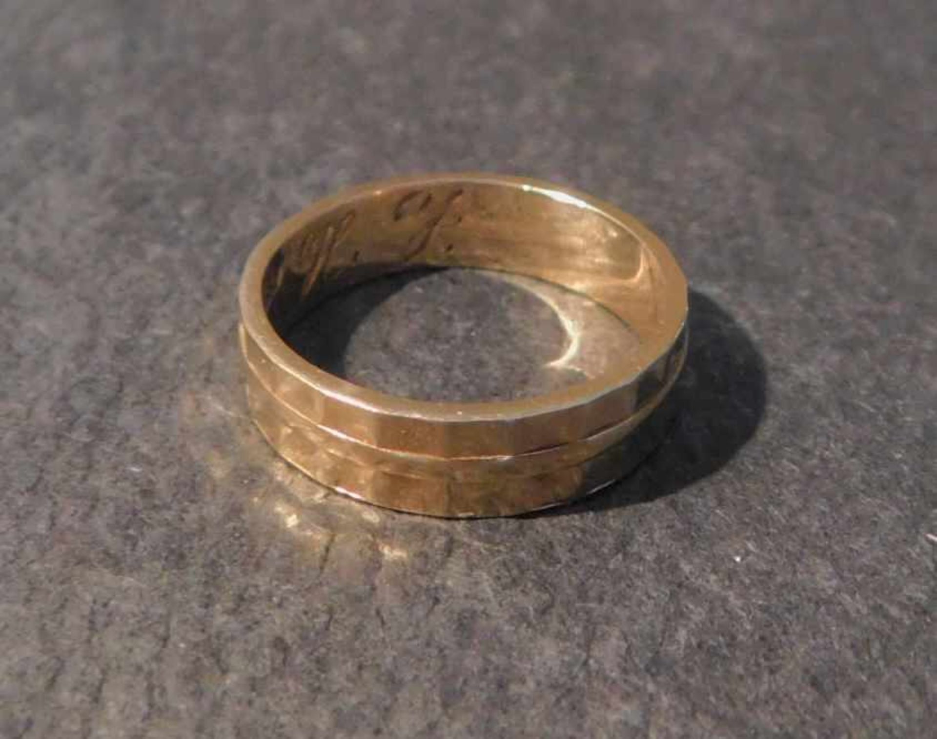 Herrenring, 585 Gelbgold, 3,8 g, Ringgröße 54,innen mit Initialen versehen, H.J. - Bild 2 aus 3