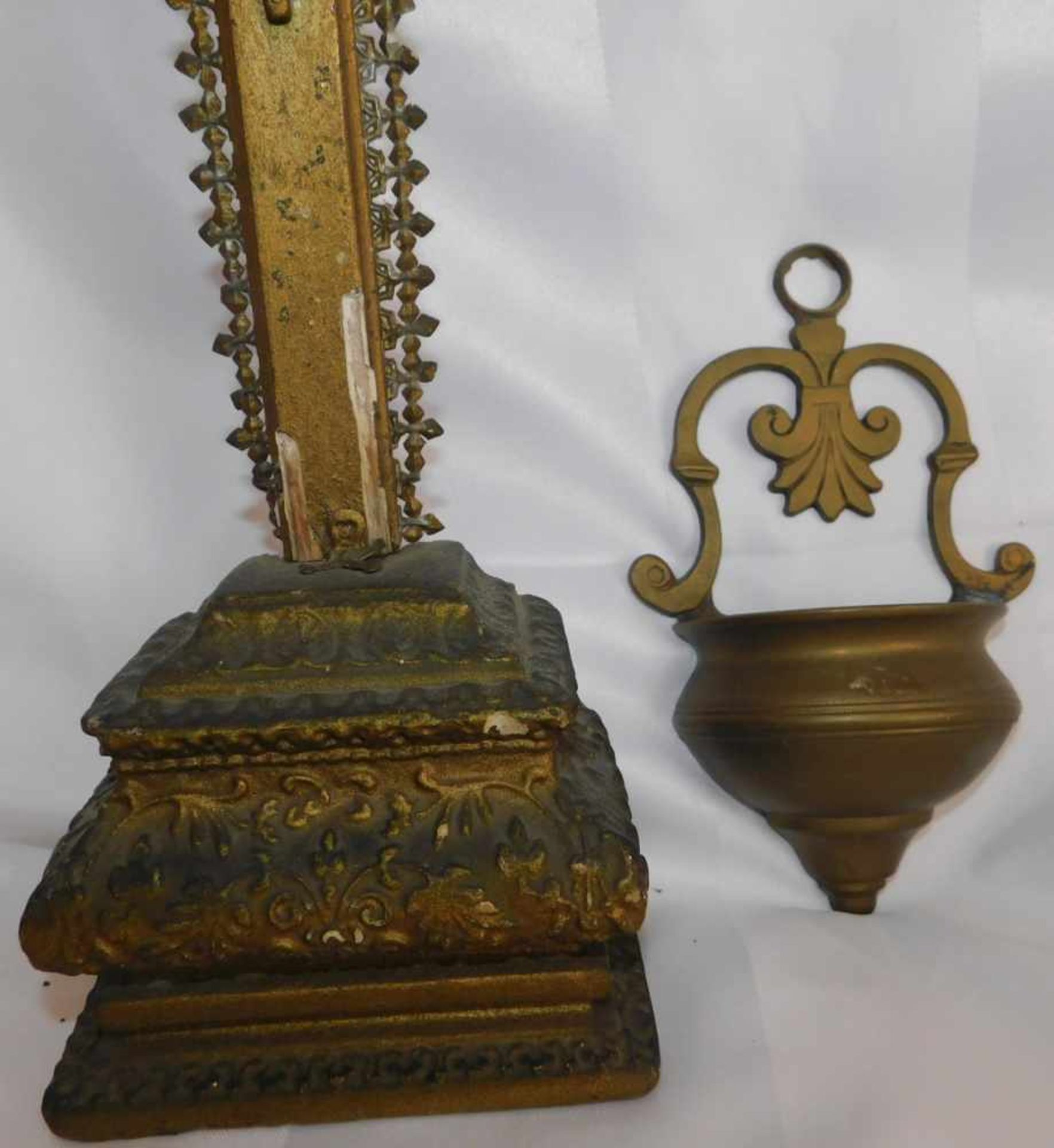 Hausaltar 2-teilig: Kruzifix , 1. H. 20. Jhdt., Holz goldfarben, Sockel Stuck goldfarben, sowie - Bild 3 aus 3