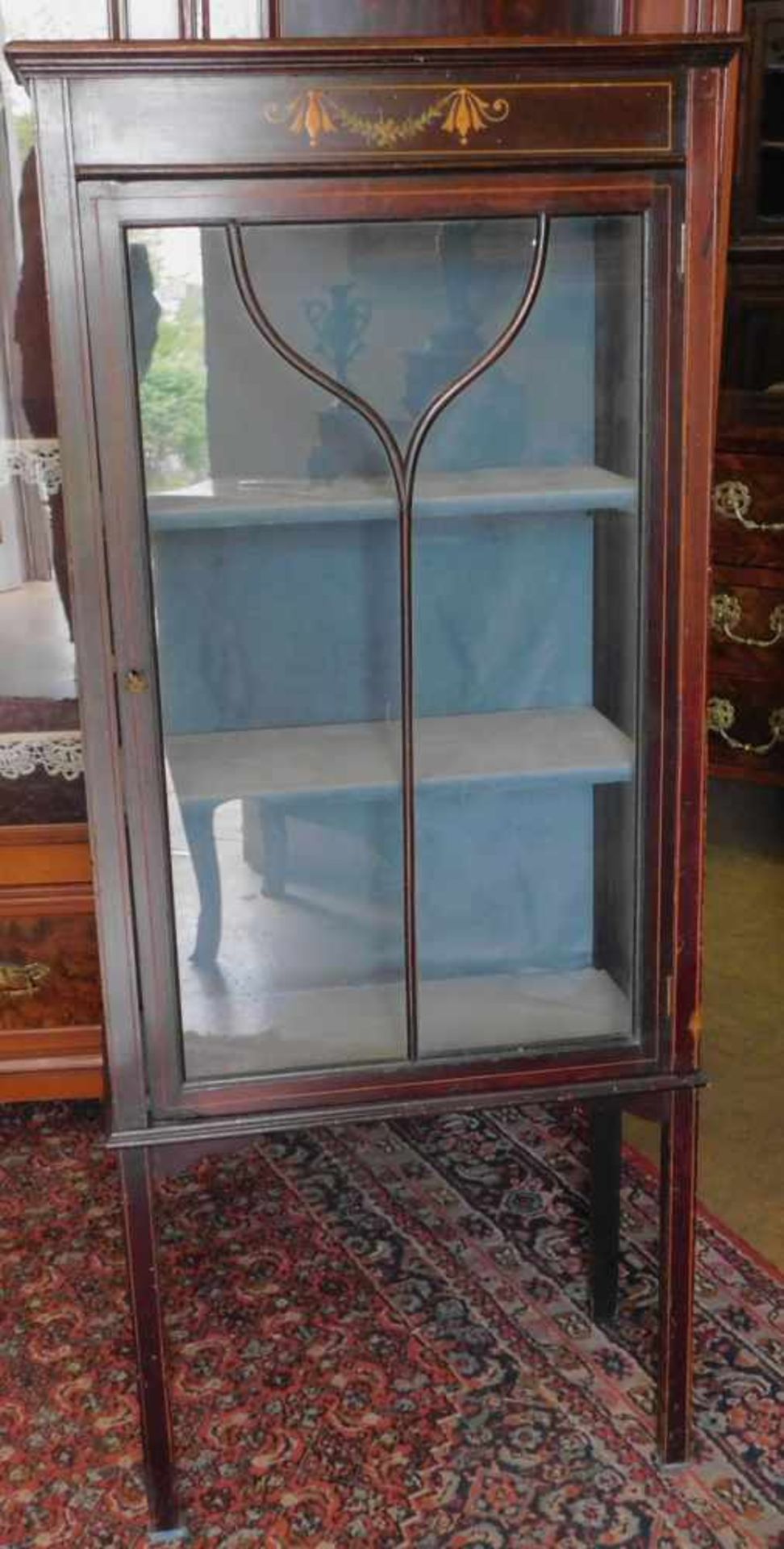 Jugendstil Vitrine um 1910, Mahagoni, kleines und zierliches Möbel3- seitig verglast, Höhe 136 cm, - Bild 4 aus 4