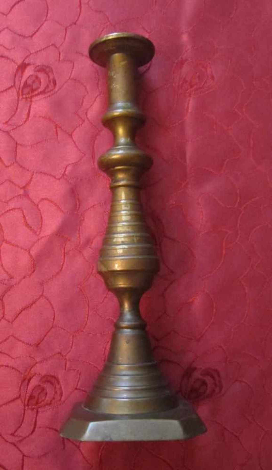 Paar Messing Kerzenleuchter, Altarleuchter, Barock um 1750, Höhe 31 cm, Ø oben 5,5cm, Fuß 11 x 11