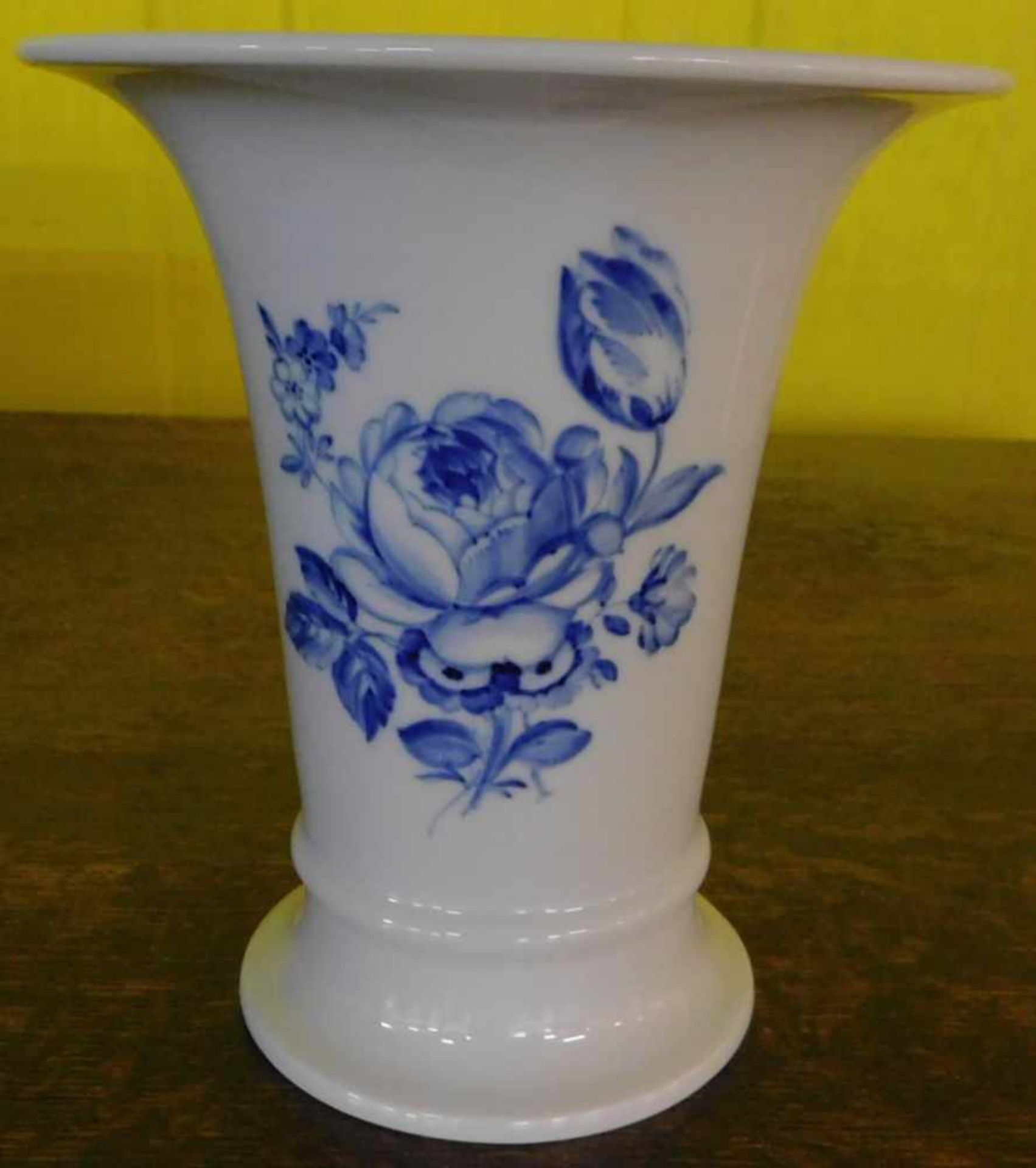 Meissen Vase, Schwertermarke, 1. Wahl, Malernummer, Pressnummern, blaue Blumenmalerei auf weißem