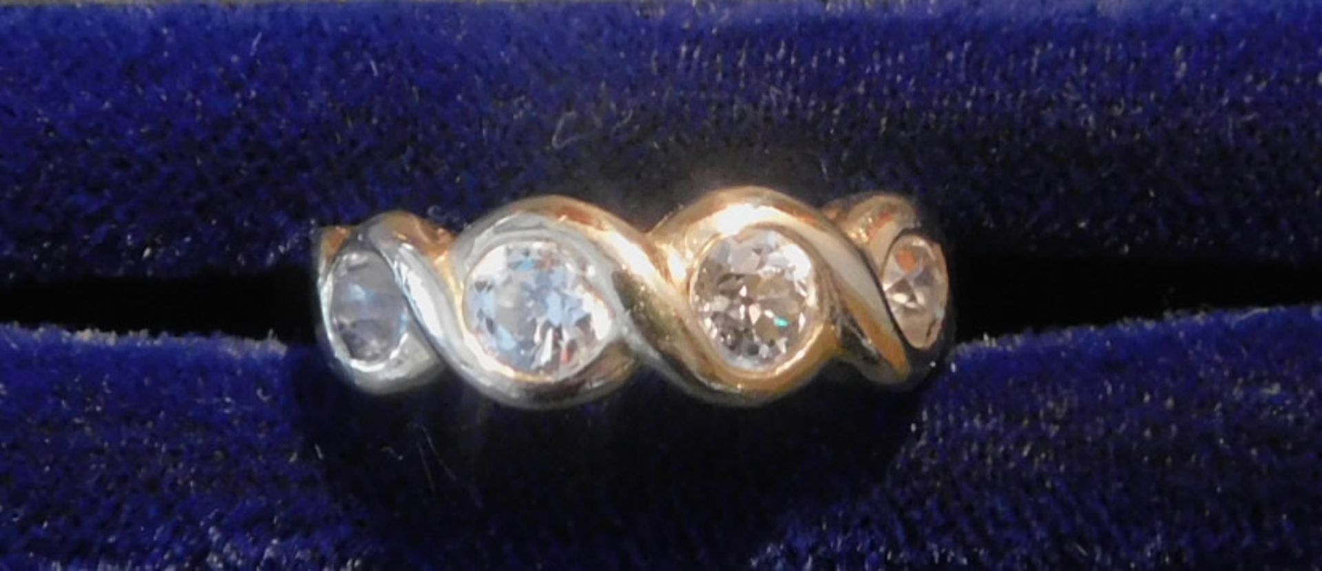 Ring, 750 Gelbgold, 4 Brillanten, zus.ca. 0,9 Karat, 9,2 gRundschliff, die inneren 2 Steine haben - Image 4 of 5