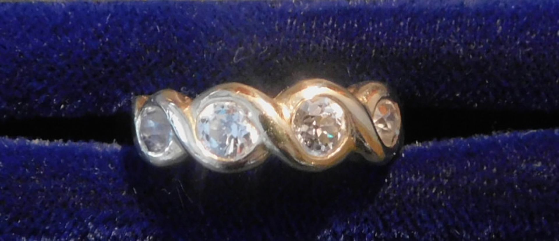 Ring, 750 Gelbgold, 4 Brillanten, zus.ca. 0,9 Karat, 9,2 gRundschliff, die inneren 2 Steine haben - Bild 4 aus 5