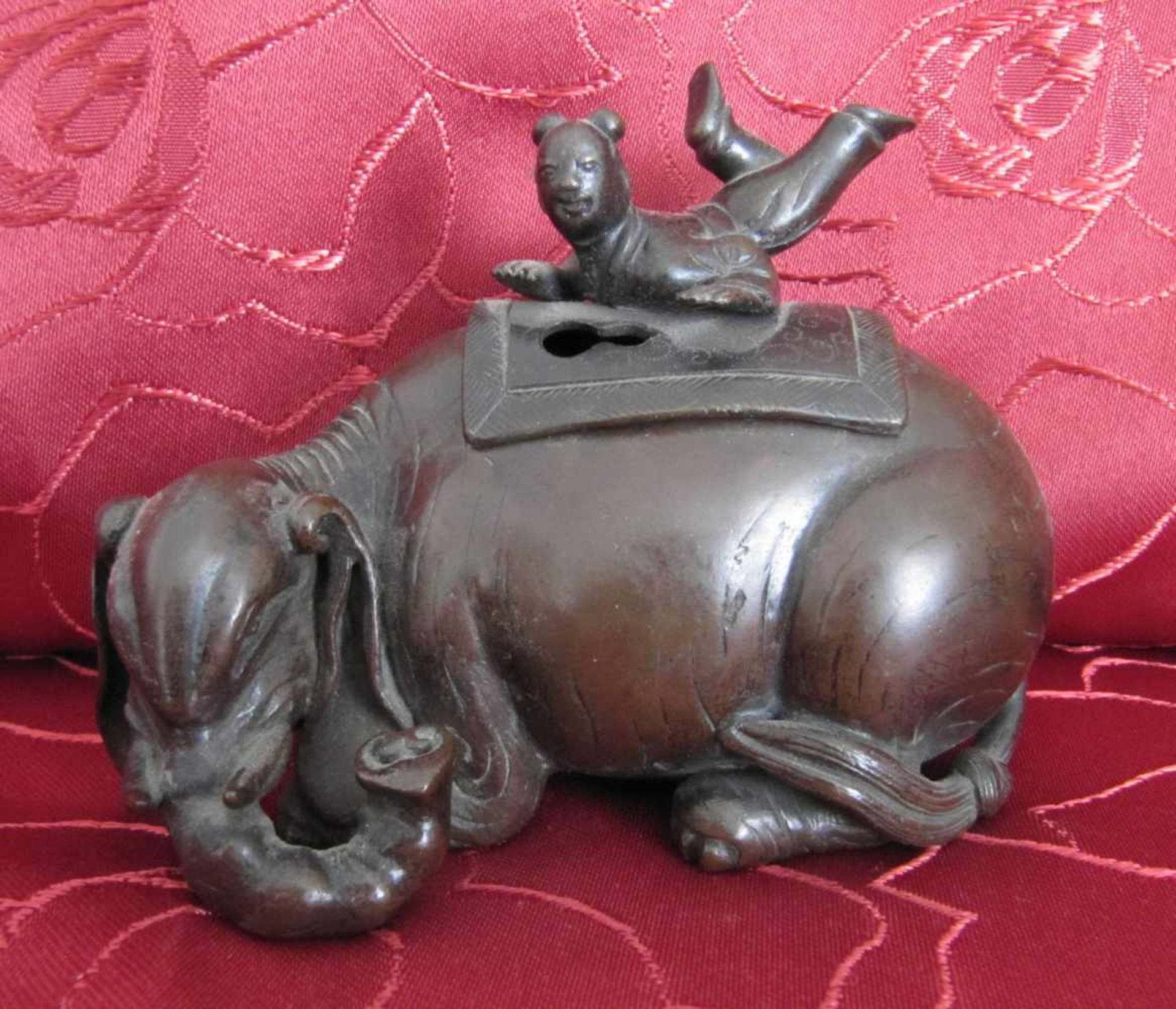 Bronze Heiliger Elefant mit Mönch, Japan, 1. H. 20. Jhdt.,2-teiliges Ensemble mit heiligem - Bild 2 aus 3