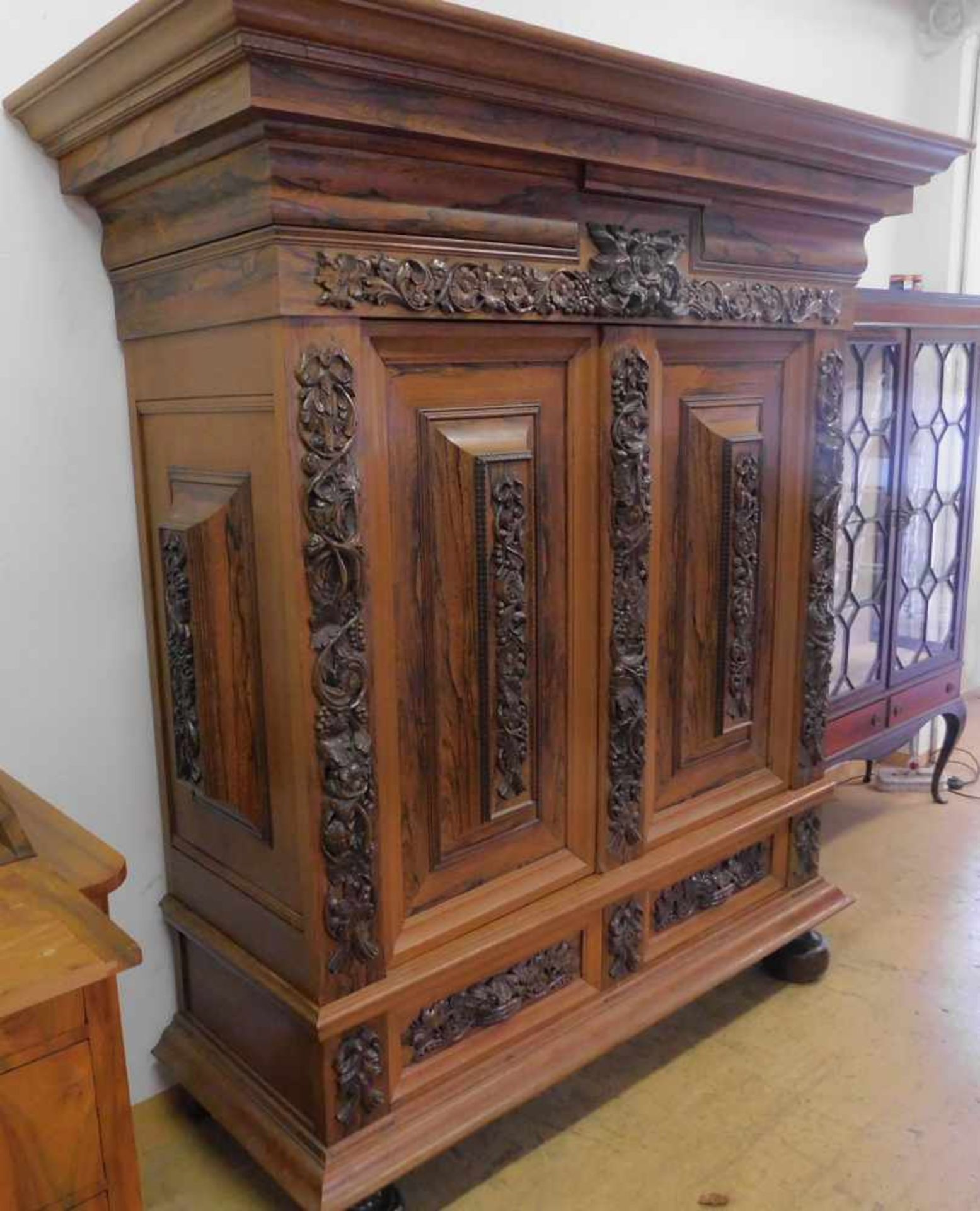 Holländischer Kissenschrank, Neobarock, Anfang 20. Jhdt., Eiche, Nussbaum, 2 SchubladenHöhe: 194 cm, - Image 5 of 9