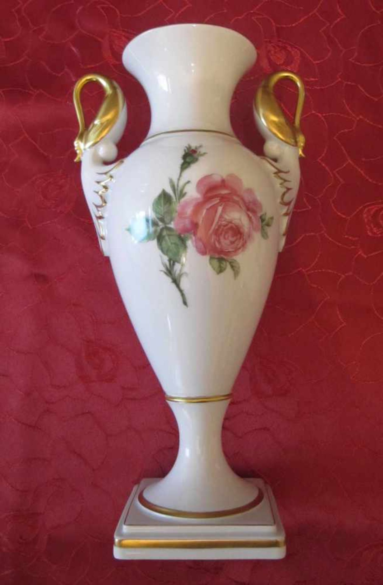 Vase. Kaiser West Germany, Rosen, goldene Schwanenhenkelrepariert, Höhe 34,5 cm, Sockel 10 x 10 cm