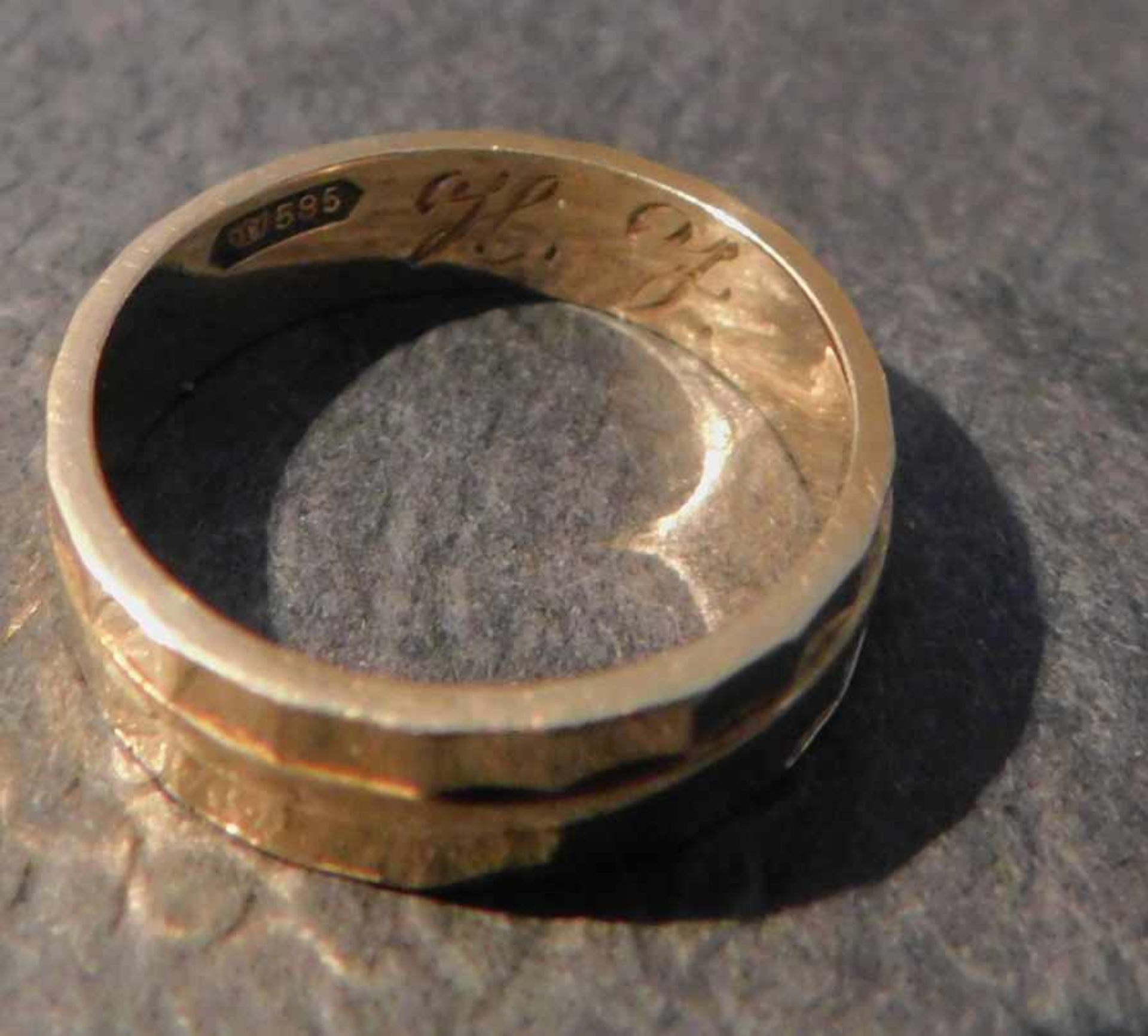 Herrenring, 585 Gelbgold, 3,8 g, Ringgröße 54,innen mit Initialen versehen, H.J. - Bild 3 aus 3