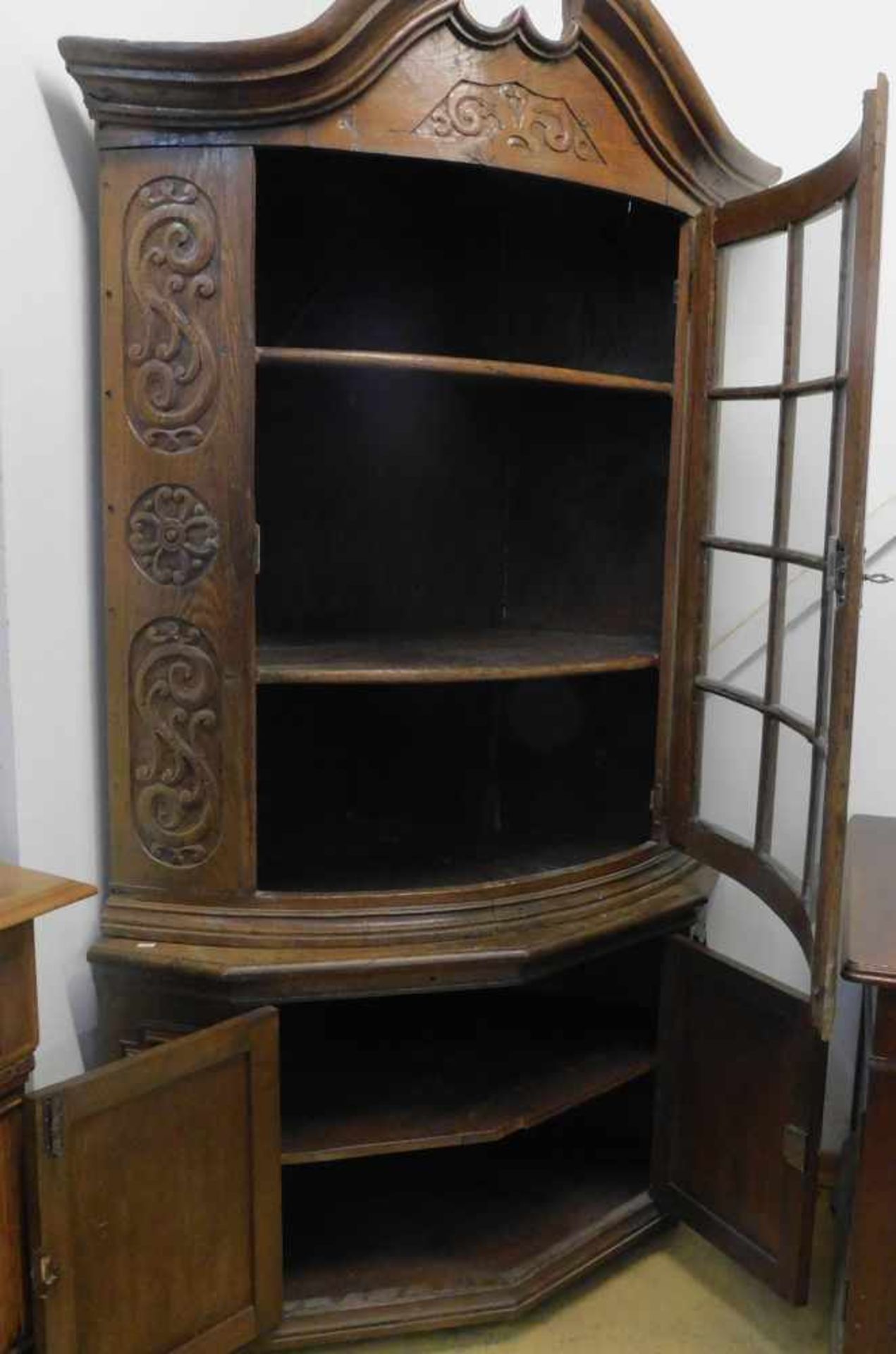 Bergischer Eckschrank, Eiche, Barock um 1750Schenkellänge 90 cm, Höhe: 212 cm, Tiefe: 79 cm - Bild 6 aus 6