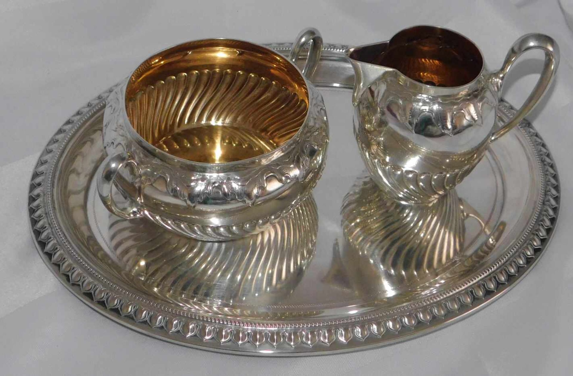 Silber-Set, 3- teilig, Zuckerschale, Sahnegießer und Tablett, 800 Silber, innen vergoldet , ca. - Image 2 of 4