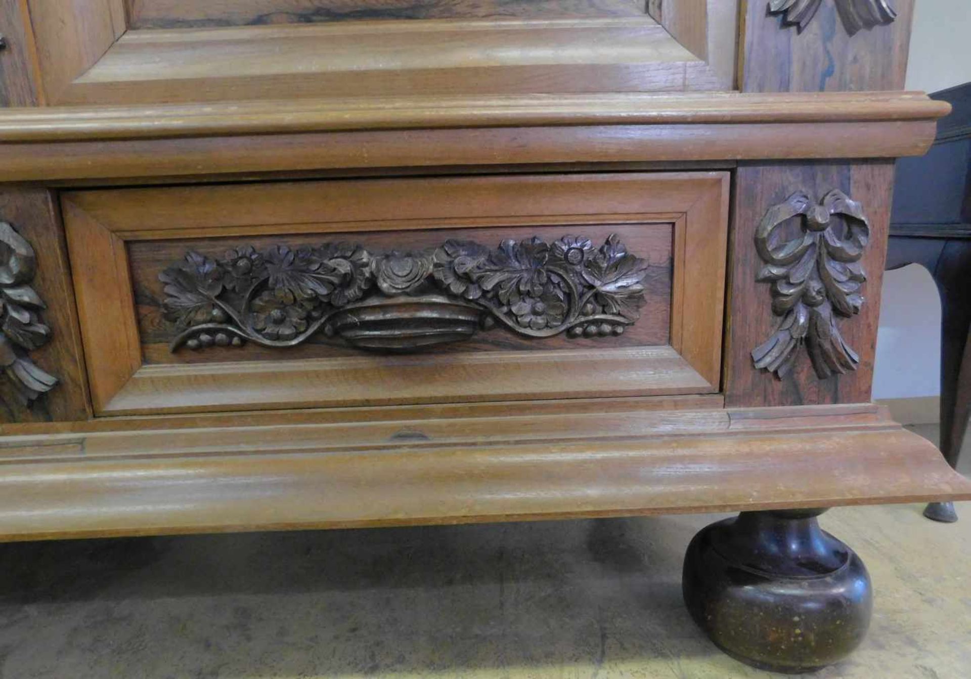 Holländischer Kissenschrank, Neobarock, Anfang 20. Jhdt., Eiche, Nussbaum, 2 SchubladenHöhe: 194 cm, - Image 4 of 9