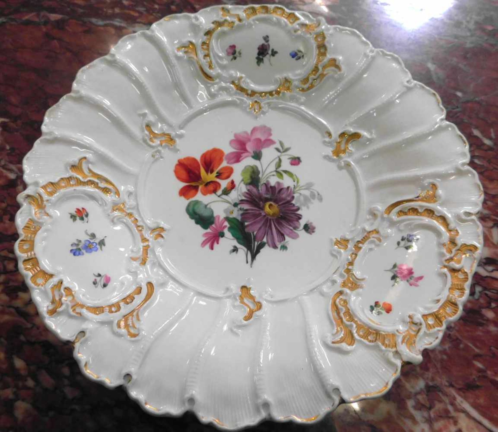 Meissen Prunkteller, Schwertermarke, Blumenmalerei, Goldstaffage,Durchmesser ca. 29 cm und Höhe