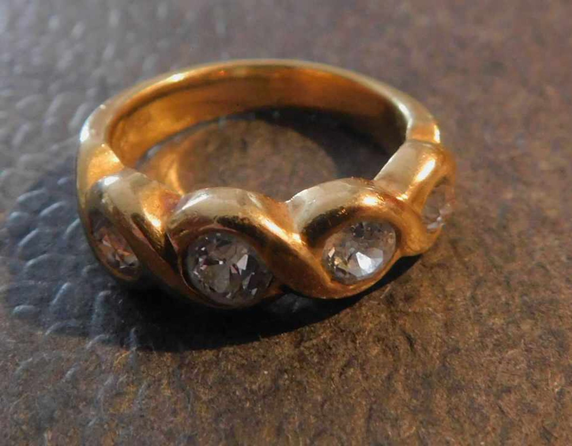 Ring, 750 Gelbgold, 4 Brillanten, zus.ca. 0,9 Karat, 9,2 gRundschliff, die inneren 2 Steine haben - Bild 3 aus 5