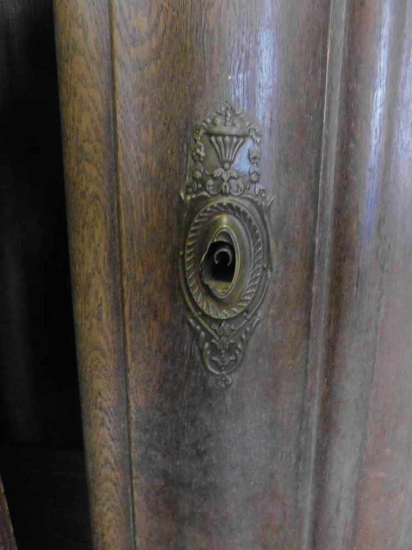 Dielenschrank,, Mainz, Barock um 1750, Eiche massiv mit Schnitzereien, 2- türigHöhe 198 cm, Breite - Image 3 of 4