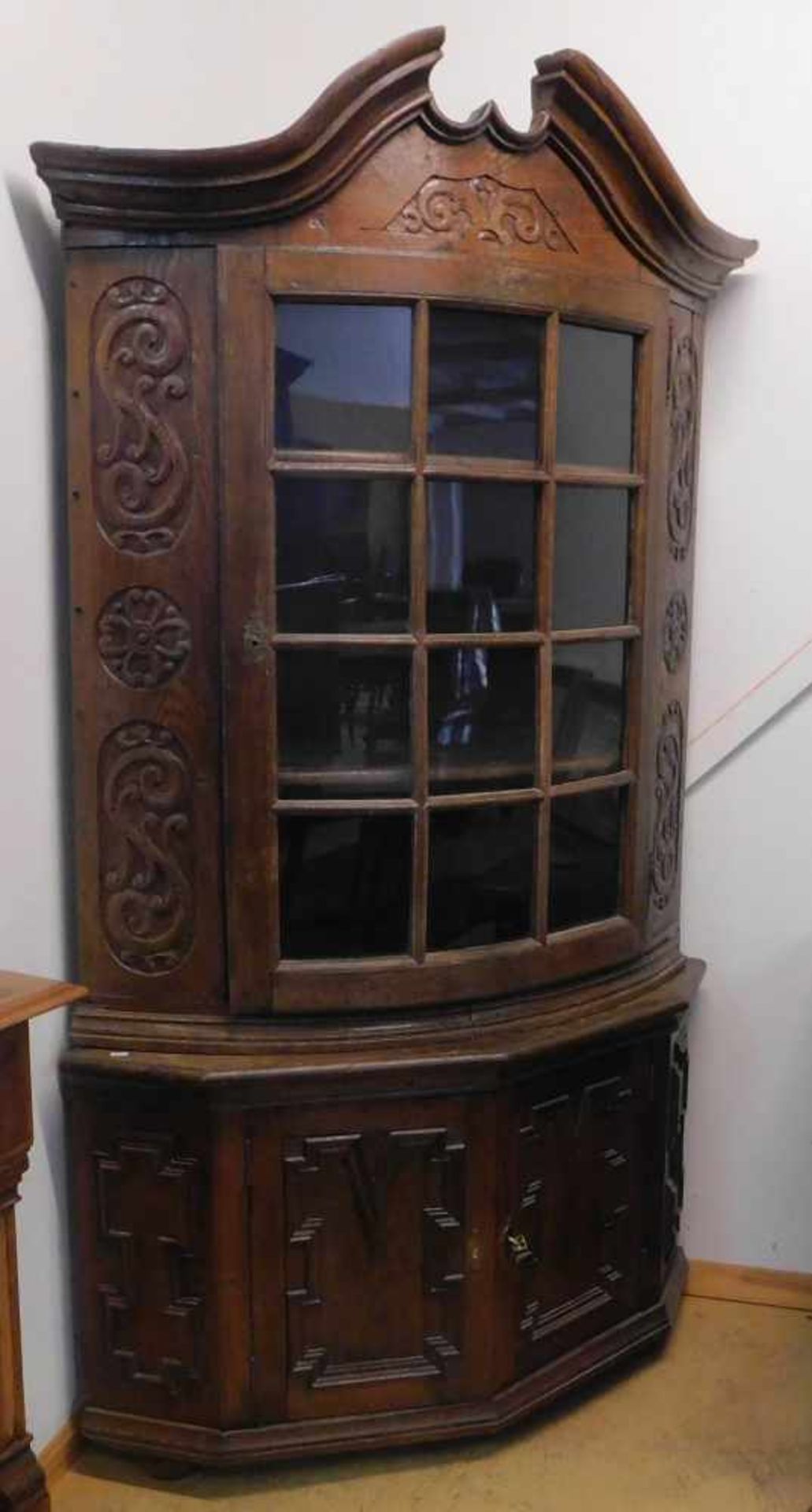 Bergischer Eckschrank, Eiche, Barock um 1750Schenkellänge 90 cm, Höhe: 212 cm, Tiefe: 79 cm - Bild 3 aus 6