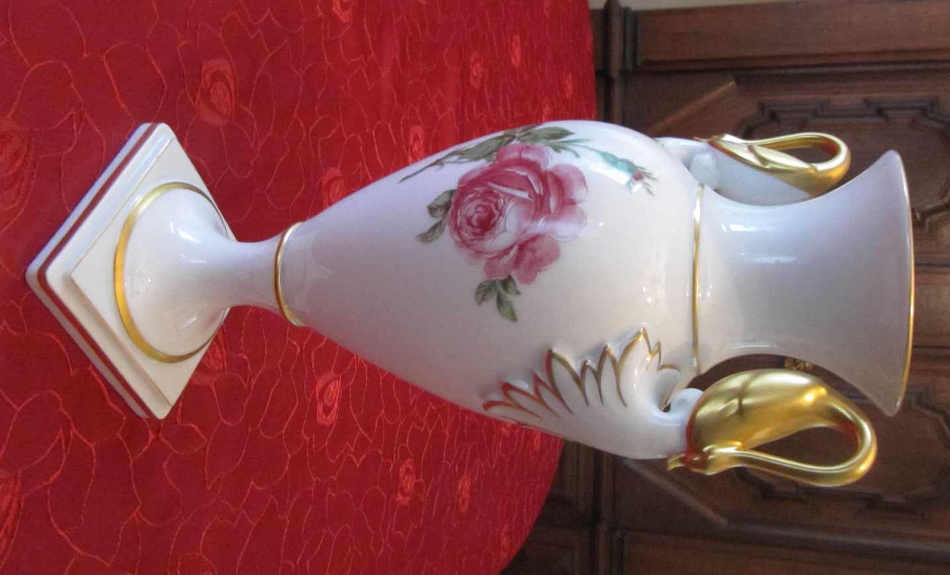 Vase. Kaiser West Germany, Rosen, goldene Schwanenhenkelrepariert, Höhe 34,5 cm, Sockel 10 x 10 cm - Bild 3 aus 4