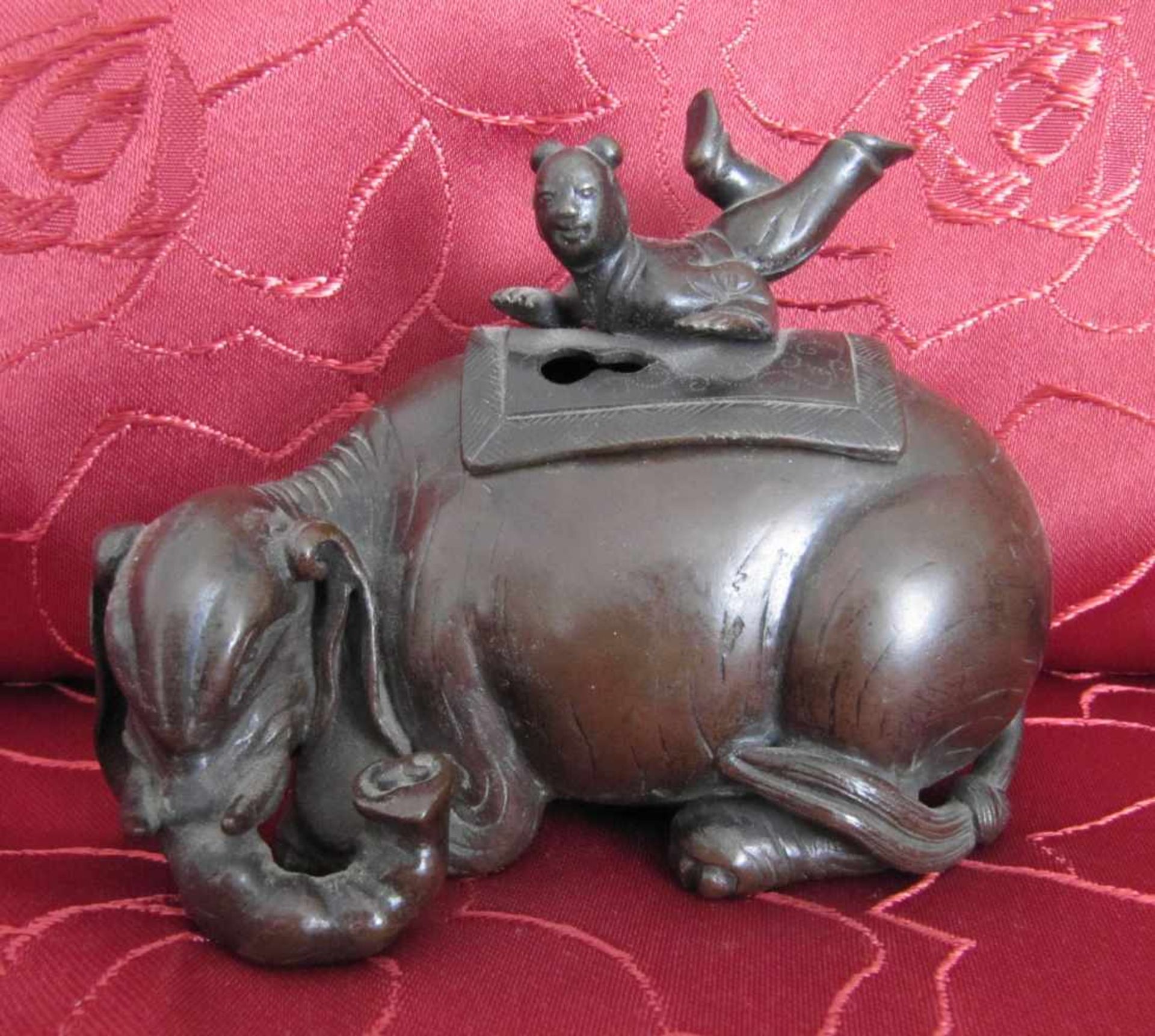 Bronze Heiliger Elefant mit Mönch, Japan, 1. H. 20. Jhdt.,2-teiliges Ensemble mit heiligem