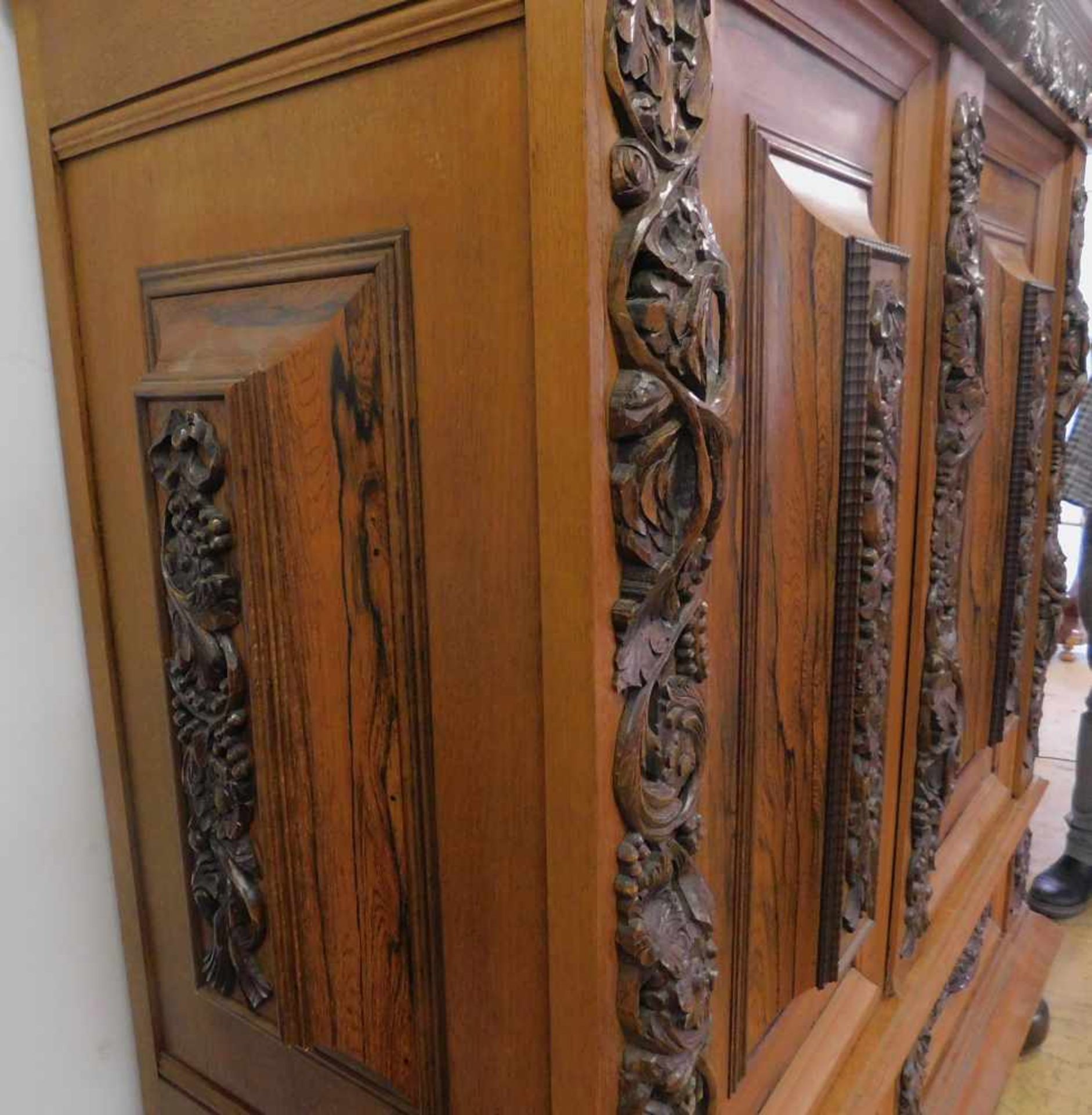 Holländischer Kissenschrank, Neobarock, Anfang 20. Jhdt., Eiche, Nussbaum, 2 SchubladenHöhe: 194 cm, - Image 6 of 9