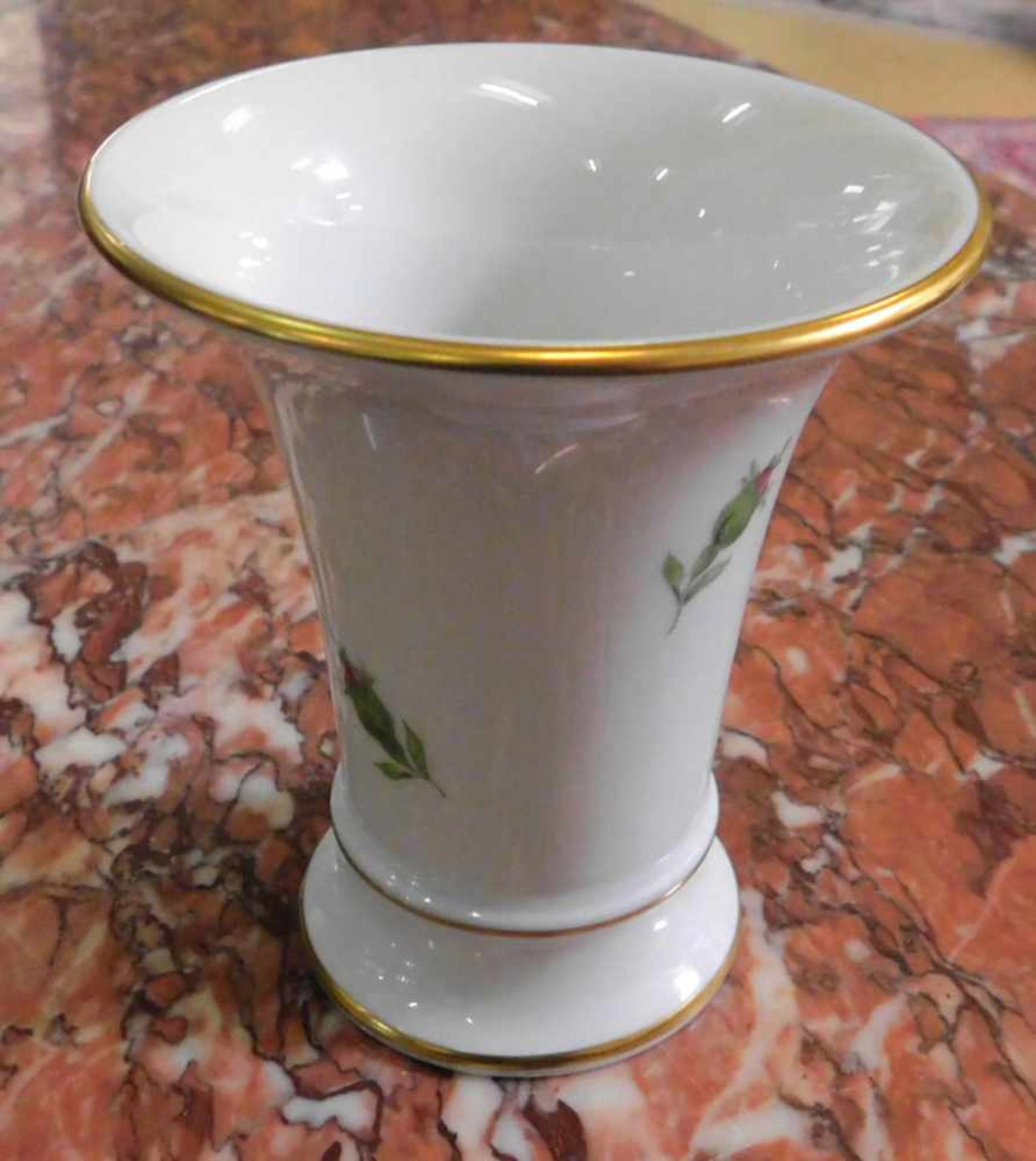 Meissen, kleine Vase, Schwertermarke, Pressnummern, Malernummer, weiß mit Rosenmalerei und - Bild 2 aus 3