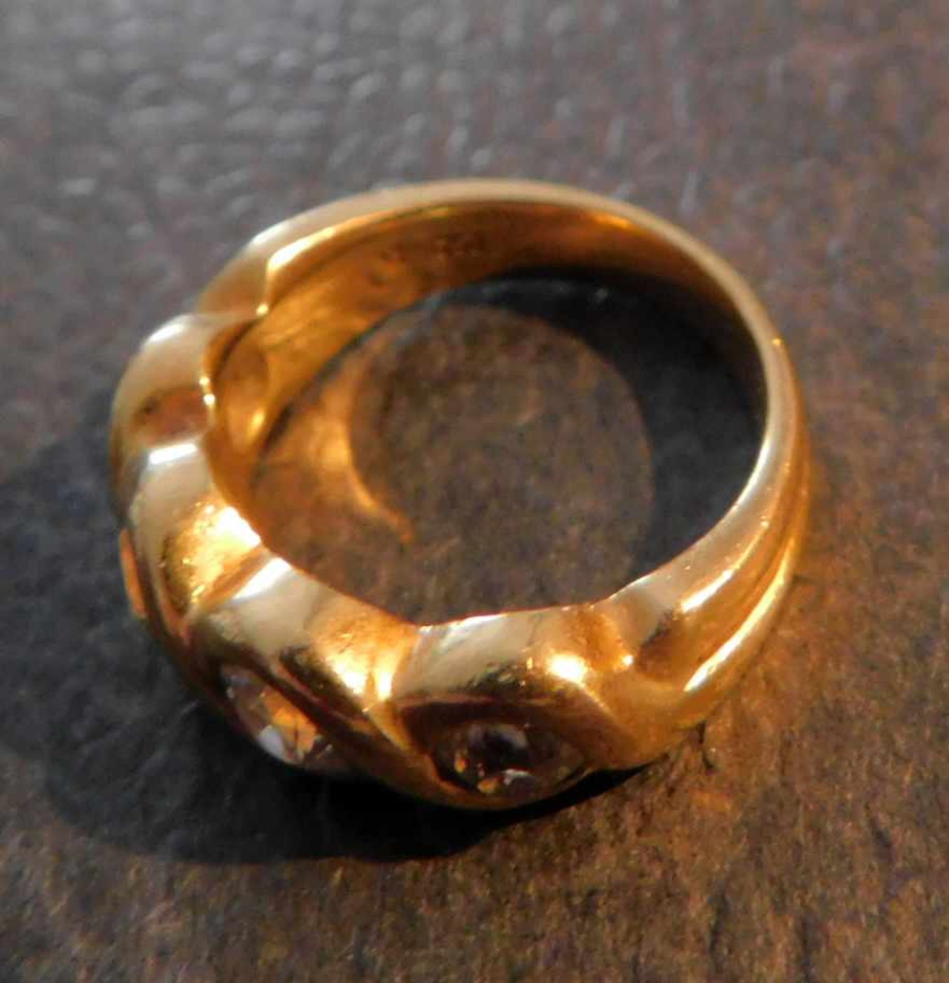 Ring, 750 Gelbgold, 4 Brillanten, zus.ca. 0,9 Karat, 9,2 gRundschliff, die inneren 2 Steine haben - Image 5 of 5