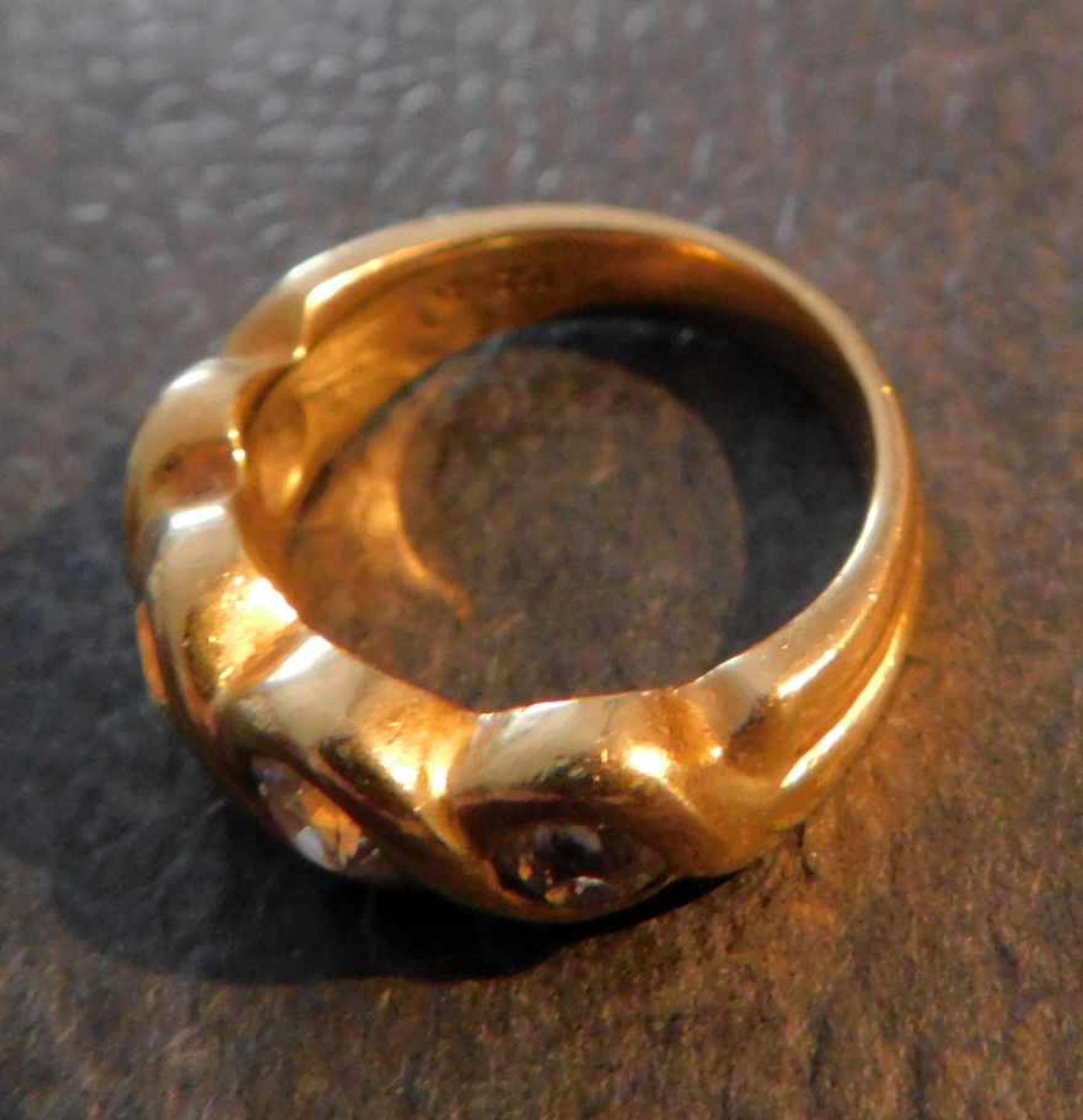 Ring, 750 Gelbgold, 4 Brillanten, zus.ca. 0,9 Karat, 9,2 gRundschliff, die inneren 2 Steine haben - Bild 5 aus 5