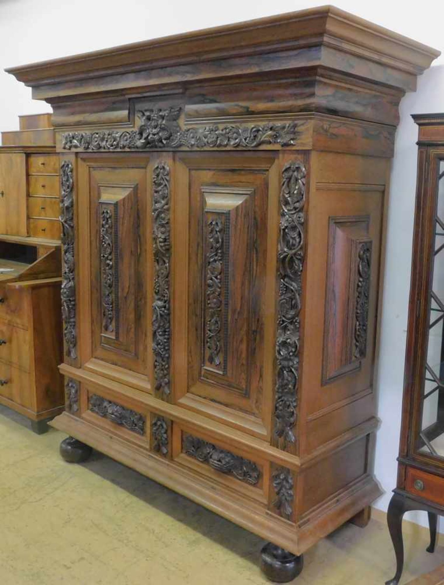 Holländischer Kissenschrank, Neobarock, Anfang 20. Jhdt., Eiche, Nussbaum, 2 SchubladenHöhe: 194 cm, - Image 8 of 9