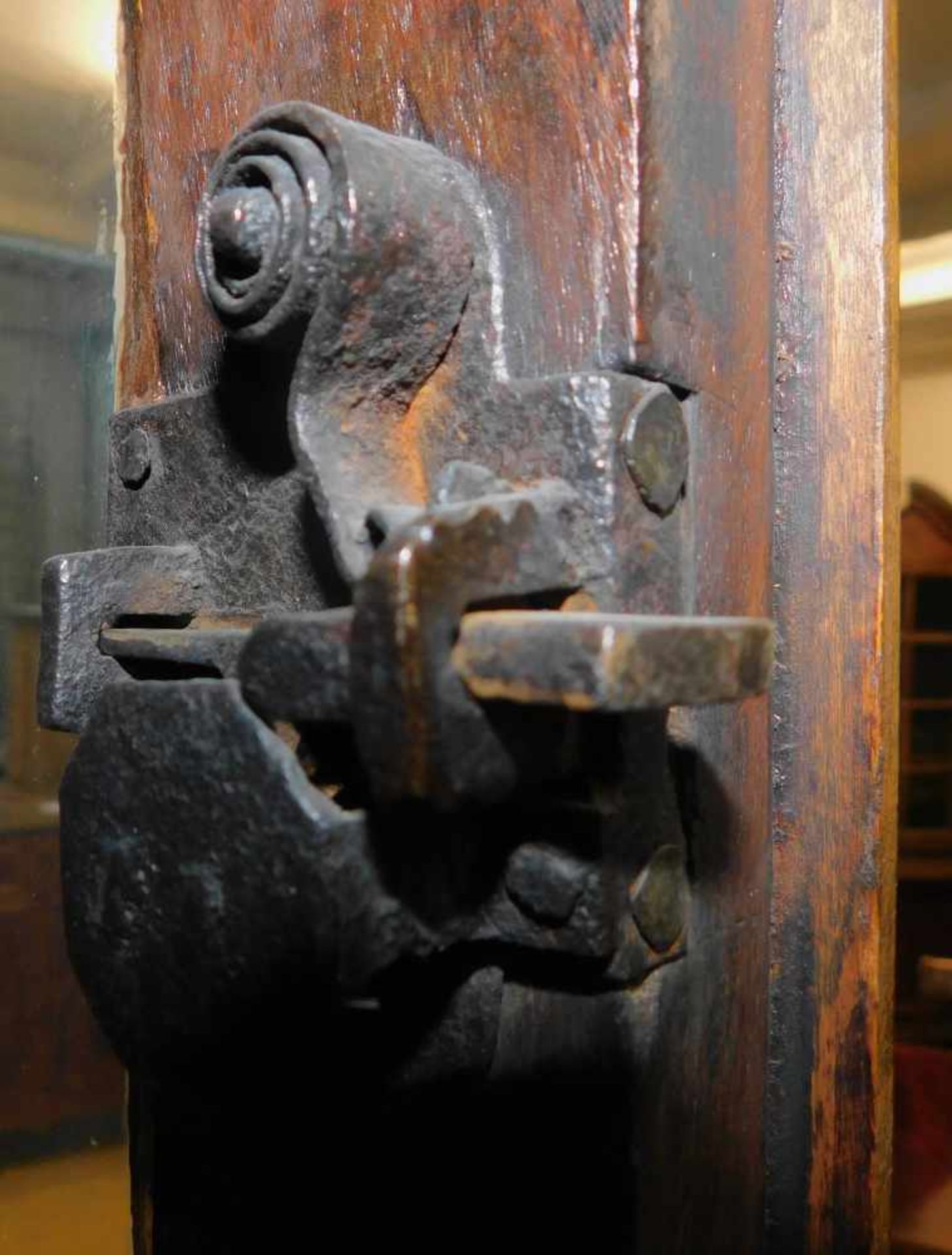 Westfälischer Aufsatzschrank, Eiche, Barock um 1750Höhe: 220 cm, Breite: 180 cm, Tiefe: 55 cm, 3 - Bild 5 aus 6