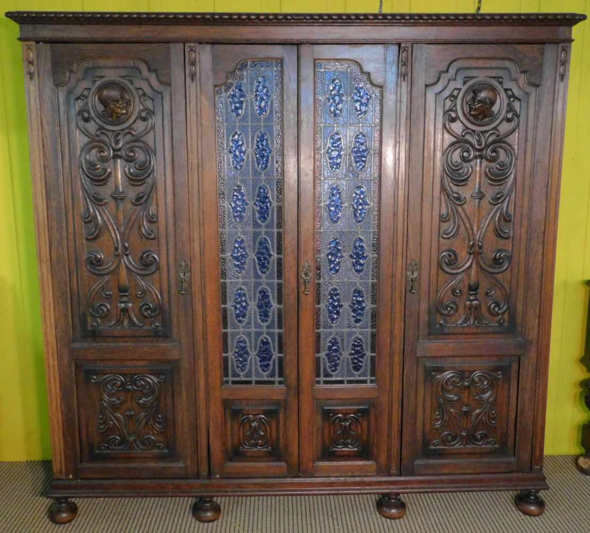 Bücherschrank, Eiche massiv, spanisch, um 1890, mit Bleiverglasung, 4-türig, zerlegbarHöhe 175 cm,