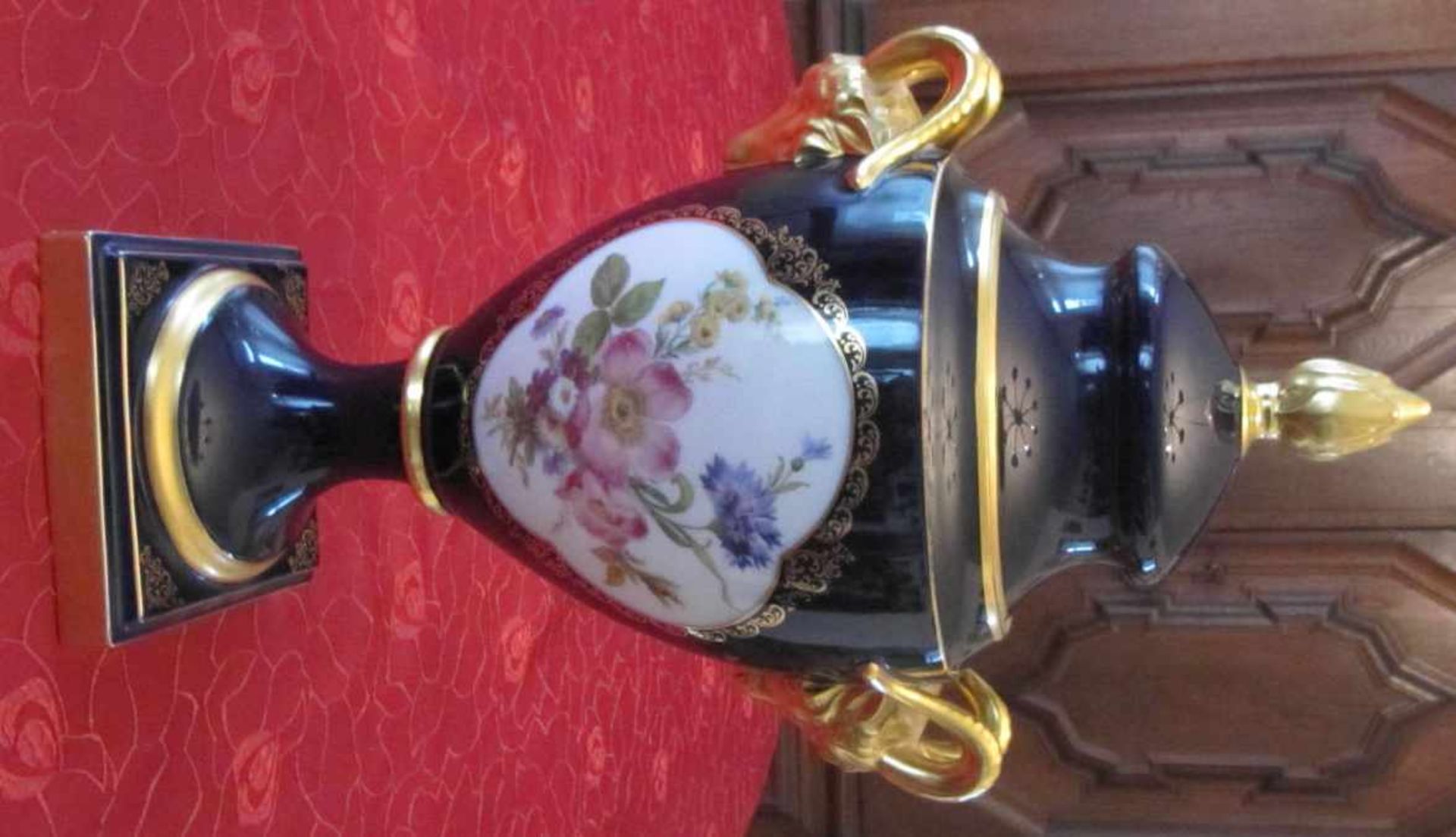 Deckelvase Kobalt-Gold mit Widderköpfen, Lindner Bavaria, handbemaltHöhe 47 cm, Sockeldurchmesser - Bild 5 aus 8