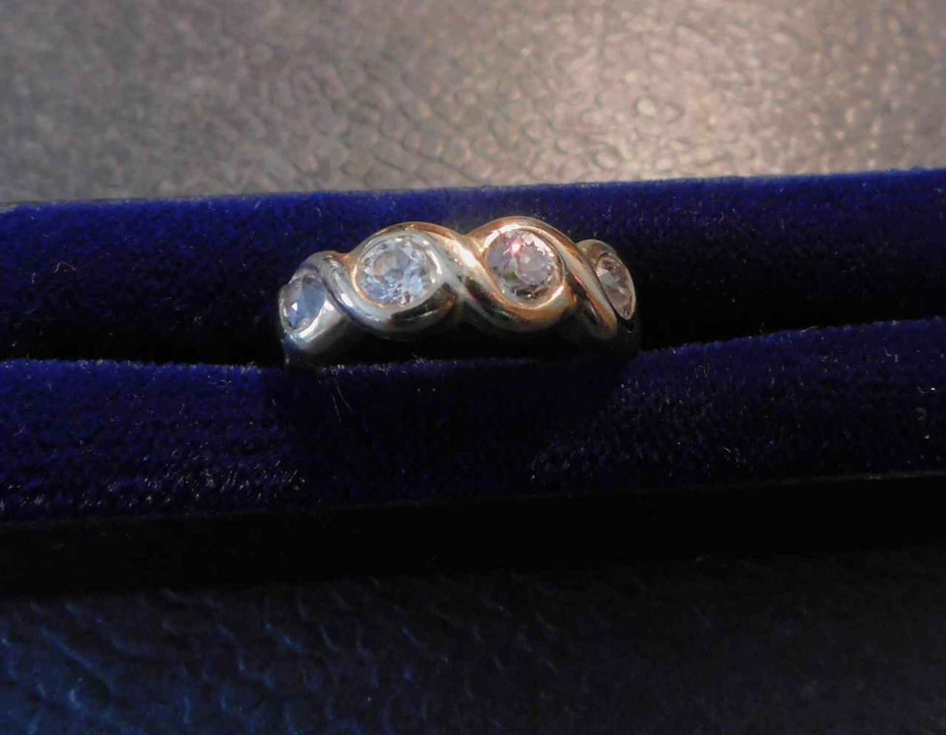 Ring, 750 Gelbgold, 4 Brillanten, zus.ca. 0,9 Karat, 9,2 gRundschliff, die inneren 2 Steine haben